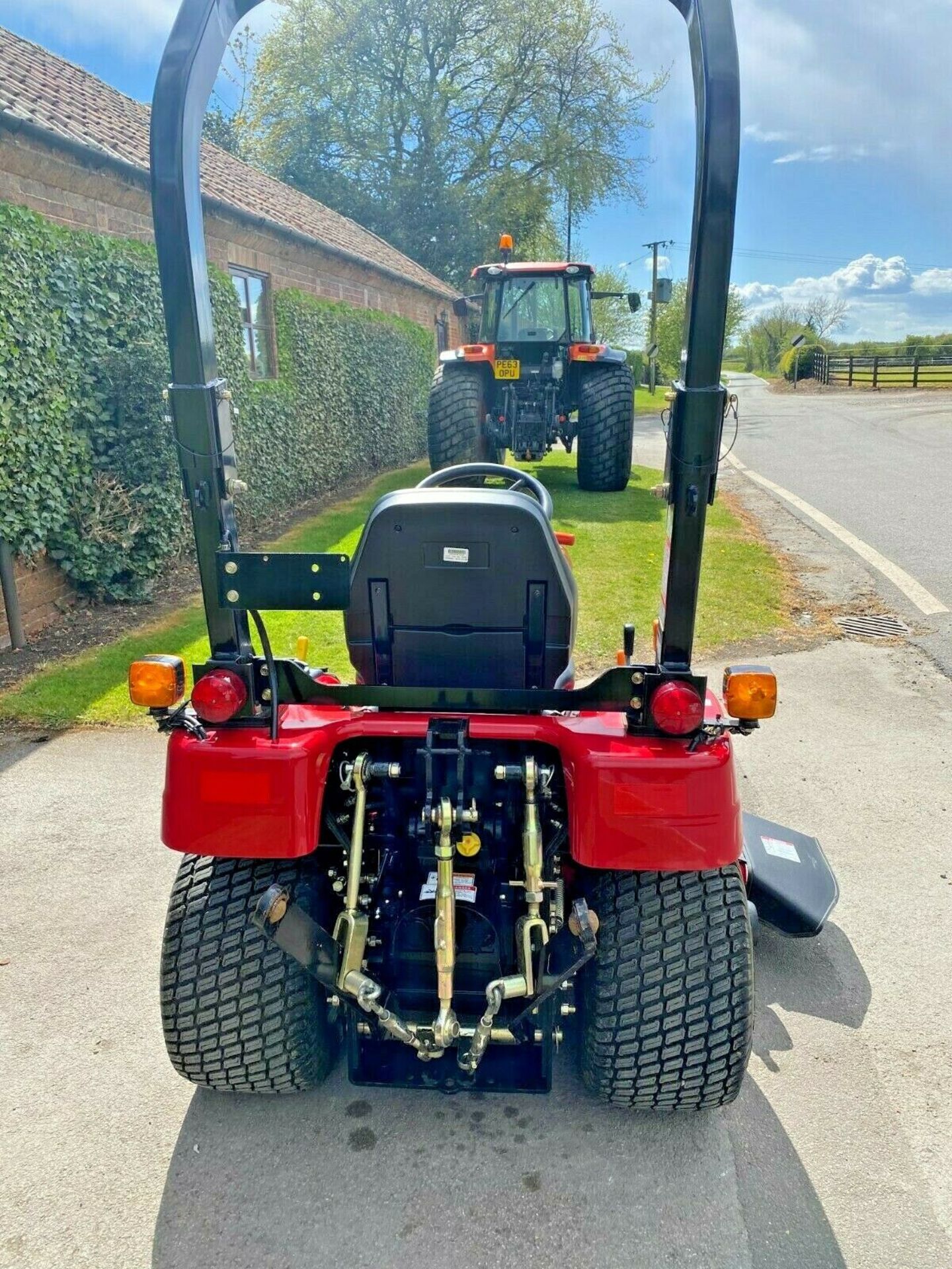 TYM T194M COMPACT TRACTOR. 54" CUT ROTARY DECK, 4X4, HYDRO DRIVE, ONLY 119 HOURS, YEAR 2019 PLUS VAT - Image 4 of 12