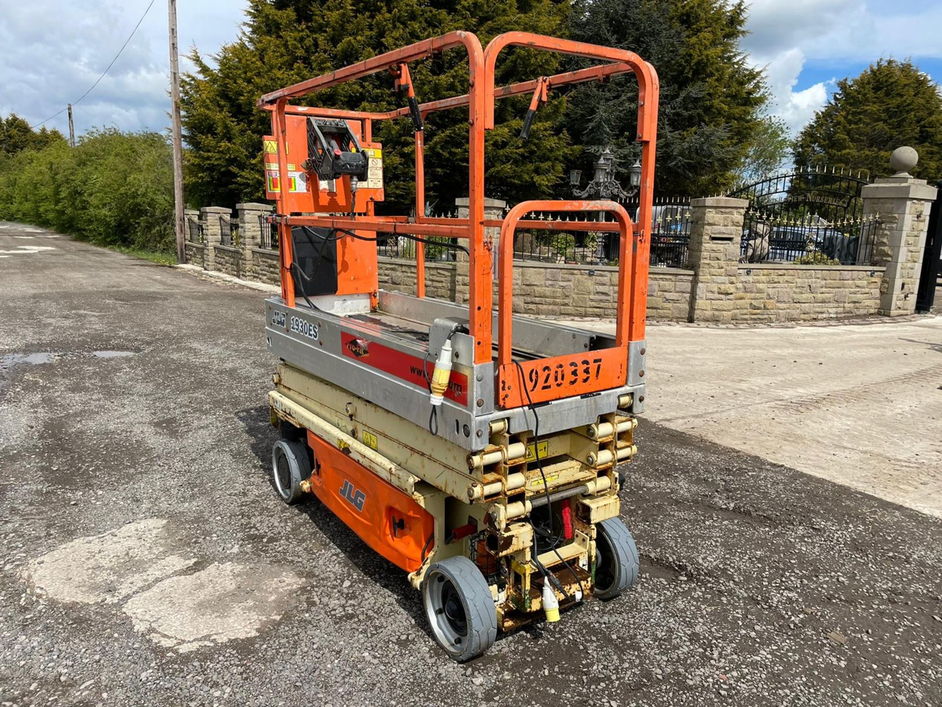 JLG 1930ES SCISSOR LIFT, DRIVES AND LIFTS, SHOWING A LOW 296 HOURS *PLUS VAT* - Image 3 of 7