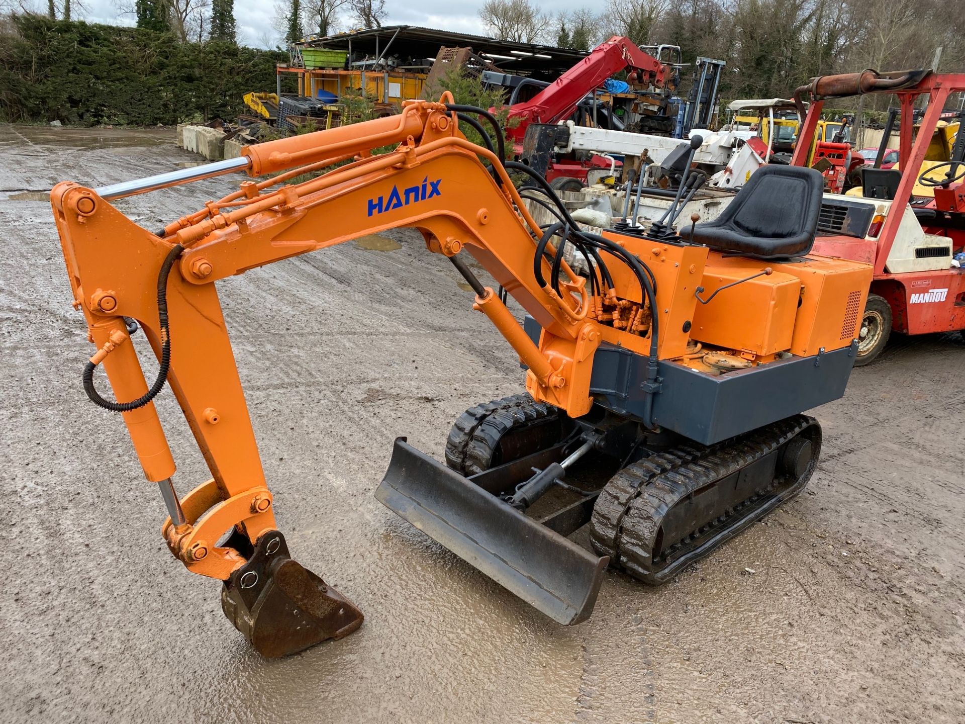 HANIX 1 TON MINI DIGGER / EXCAVATOR, 2200 HOURS, 3 BUCKETS, SPARES OR REPAIR *PLUS VAT*