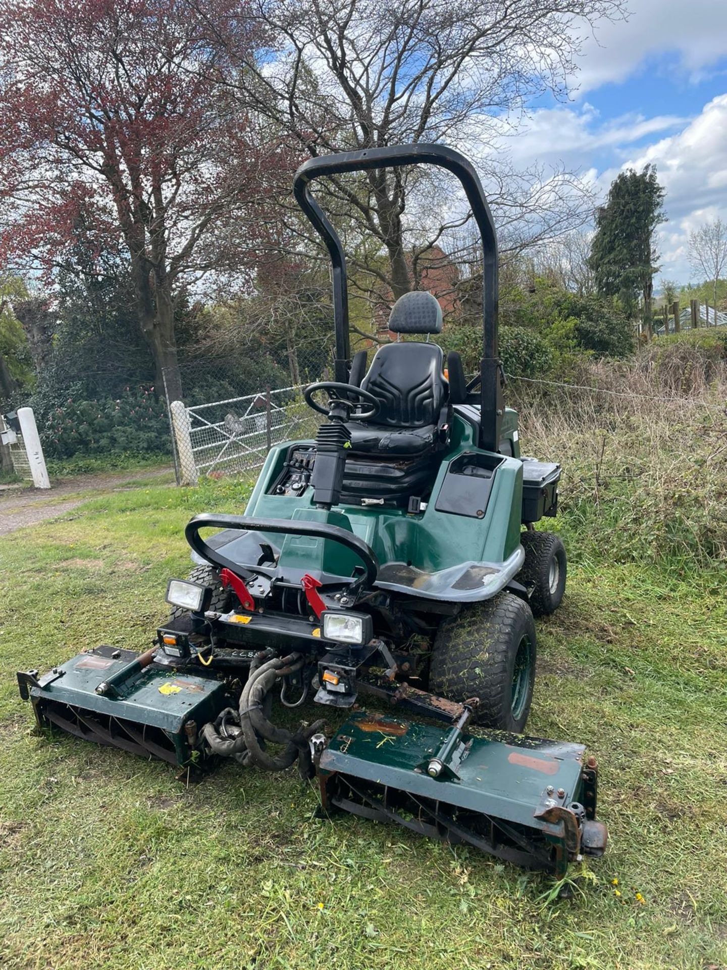 2009 HAYTER LT324 RIDE ON LAWN MOWER, RUNS DRIVES AND CUTS, 4 WHEEL DRIVE *PLUS VAT* - Image 2 of 5