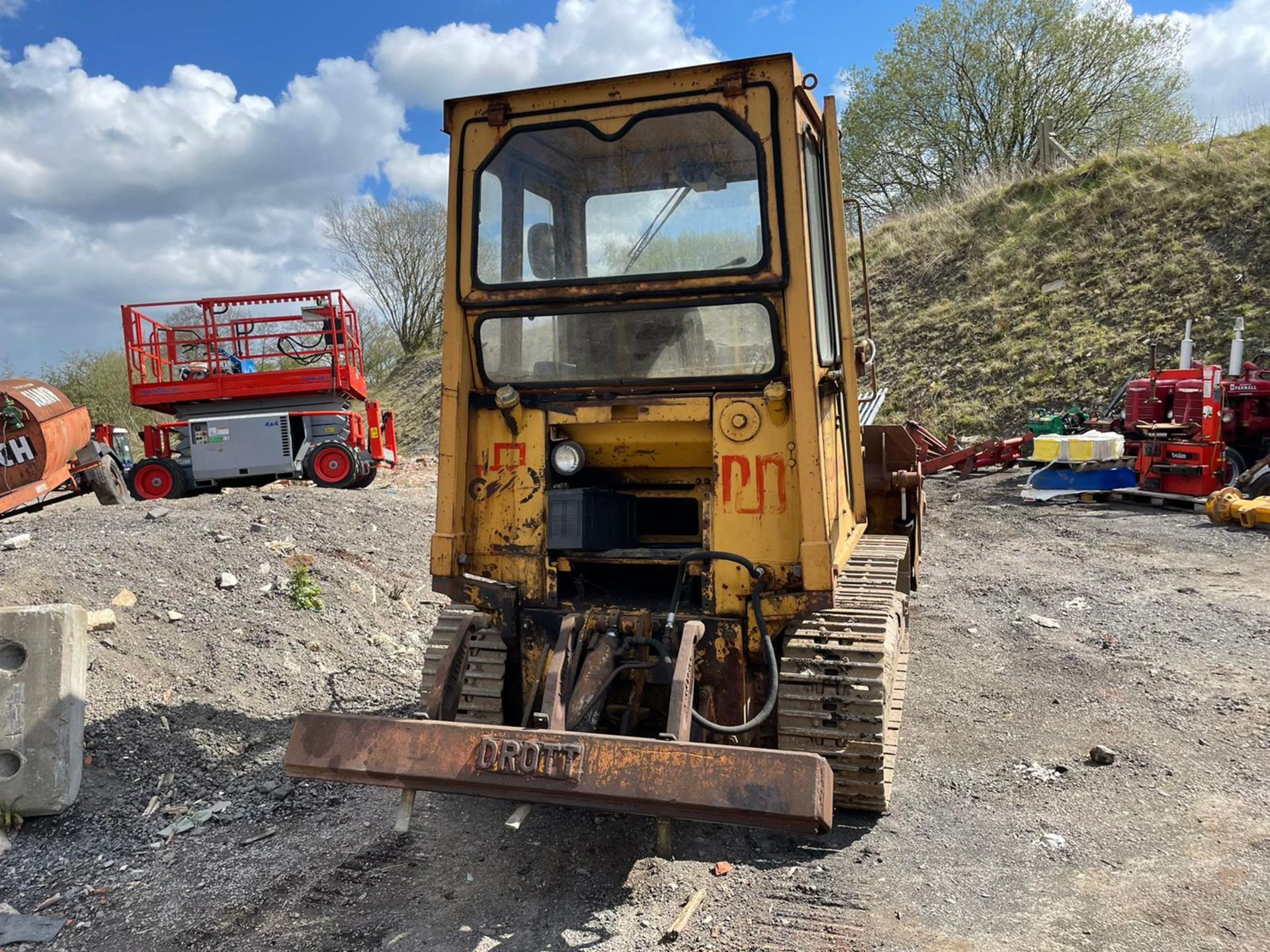 Cat 931B Drott With Multi Tyne Ripper, 3 In 1 Bucket, Runs Drives And Lifts, Showing 6310 Hours - Image 4 of 8