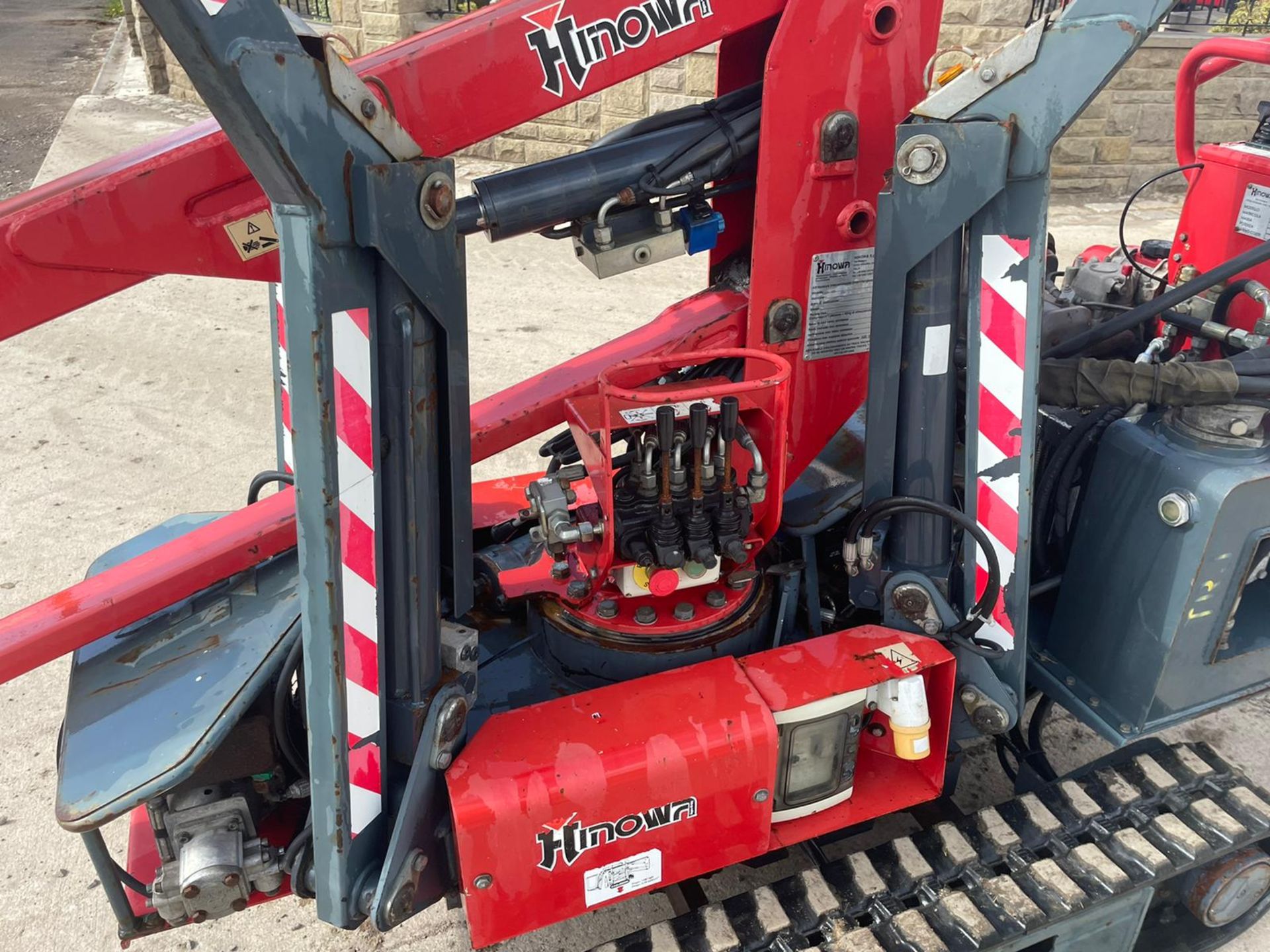 2005 HINOWA 1150 GOLD LIFT 8.35 CHERRY PICKER, RUNS DRIVES AND LIFTS, EXPANDING TRACKS *PLUS VAT* - Image 13 of 20