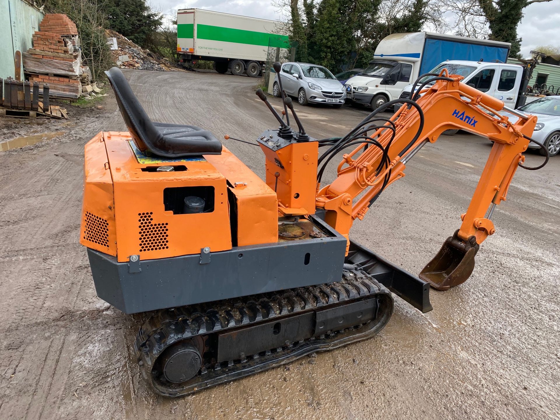 HANIX 1 TON MINI DIGGER / EXCAVATOR, 2200 HOURS, 3 BUCKETS, SPARES OR REPAIR *PLUS VAT* - Image 3 of 7