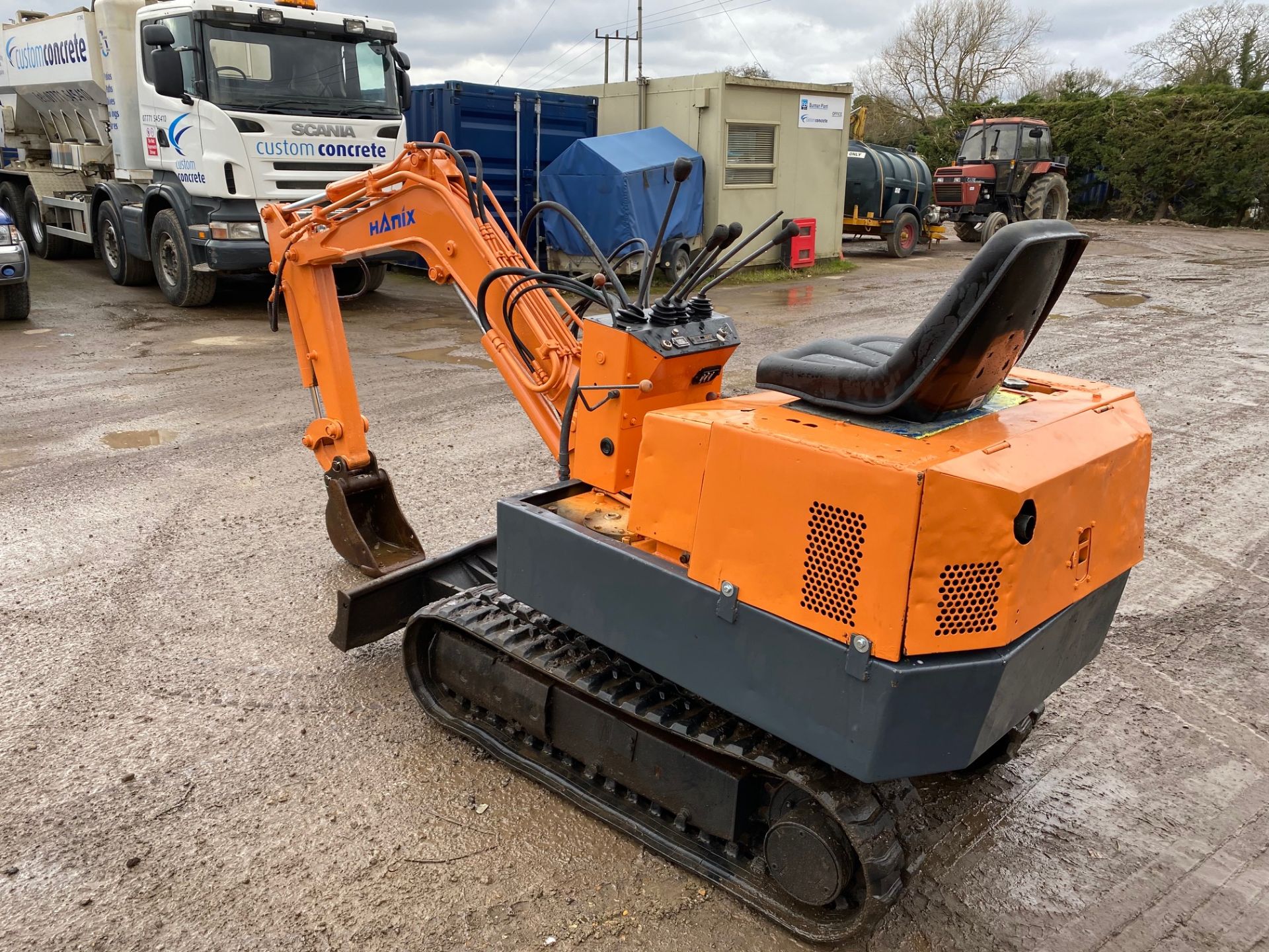 HANIX 1 TON MINI DIGGER / EXCAVATOR, 2200 HOURS, 3 BUCKETS, SPARES OR REPAIR *PLUS VAT* - Image 2 of 7