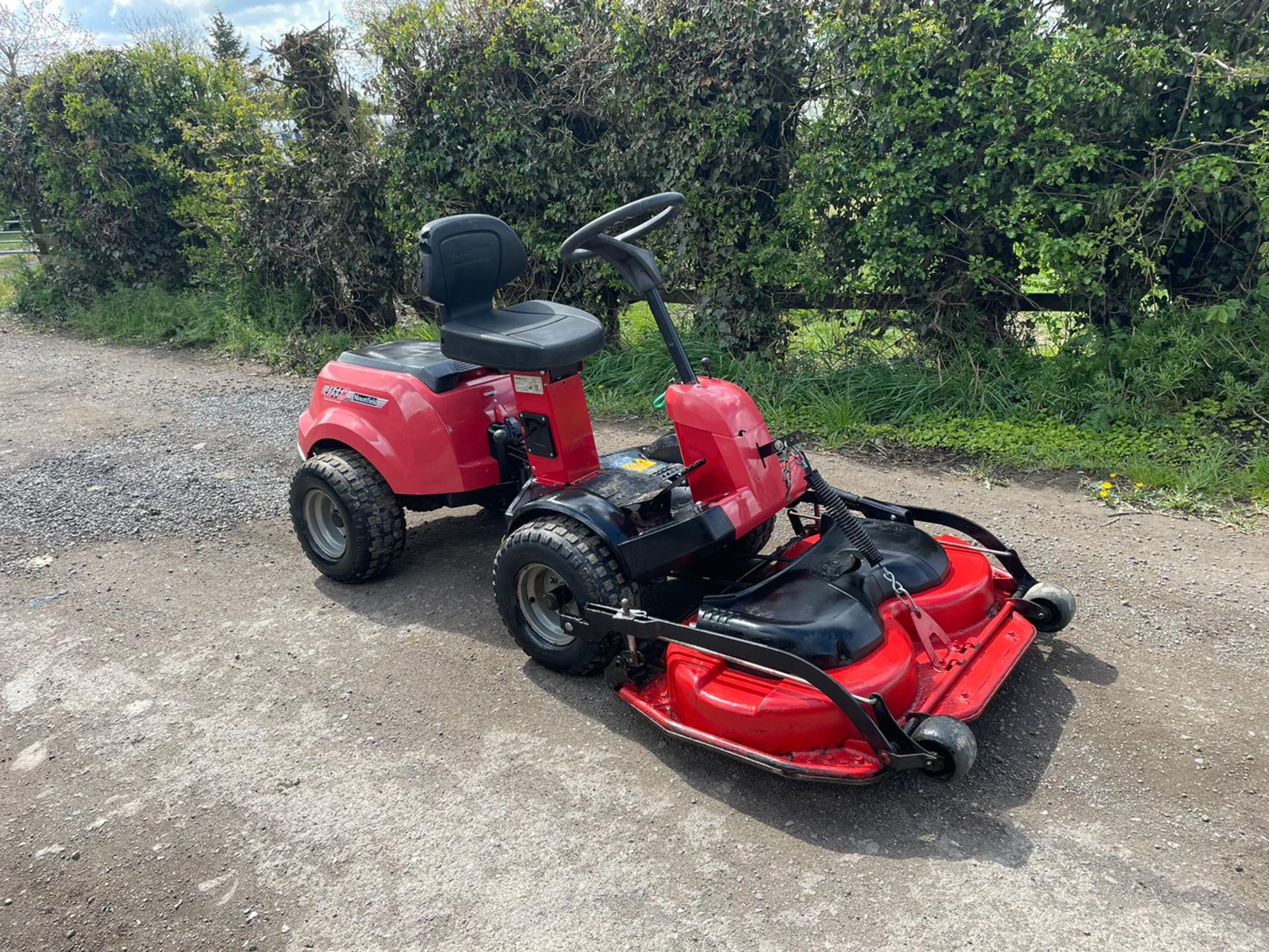 MOUNTFIELD 4155 4X4 RIDE ON MOWER, RUNS DRIVES AND CUTS, 42" DECK, HYDROSTATIC, PIVOT STEERED NO VAT - Image 2 of 6