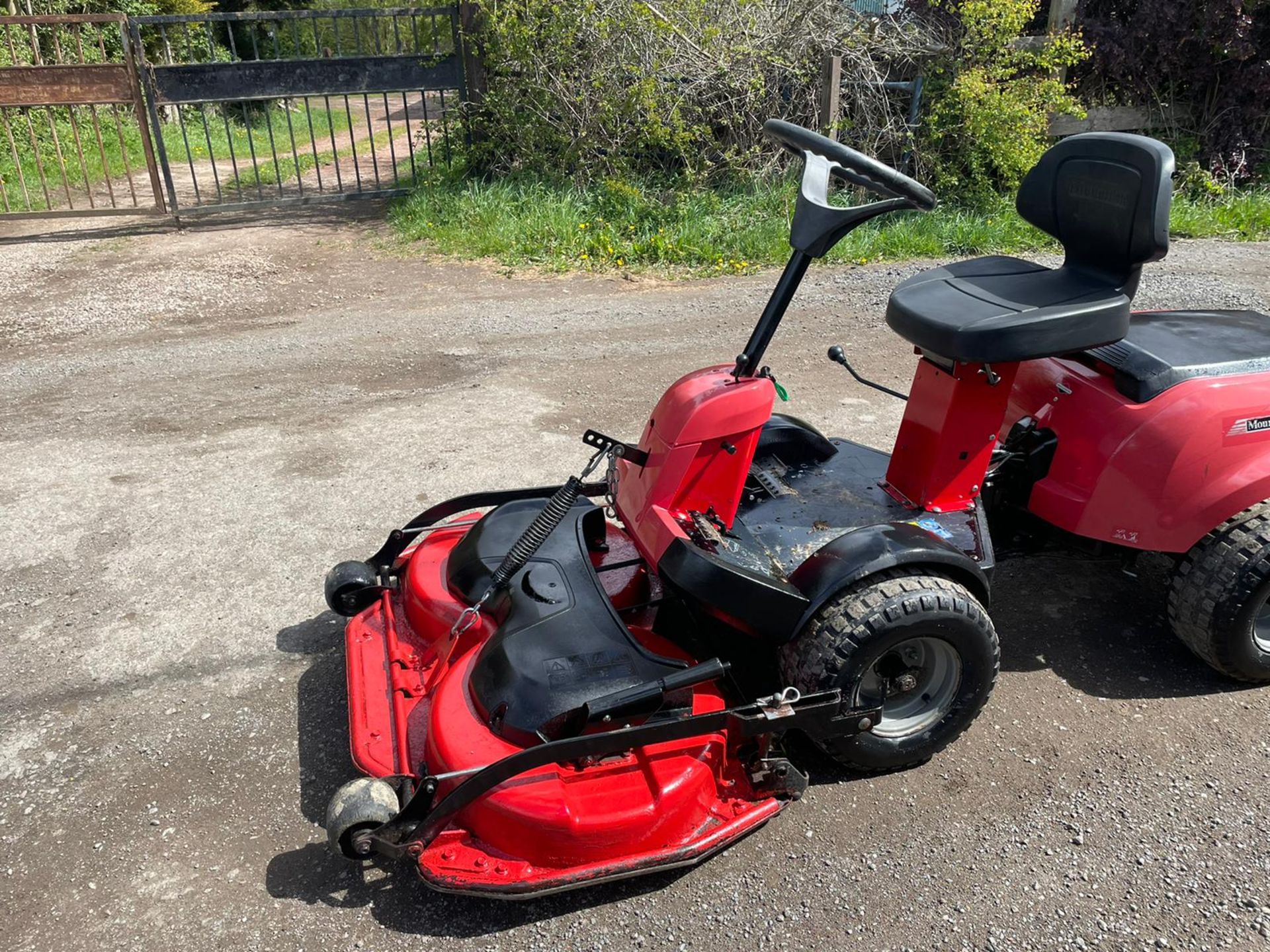 MOUNTFIELD 4155 4X4 RIDE ON MOWER, RUNS DRIVES AND CUTS, 42" DECK, HYDROSTATIC, PIVOT STEERED NO VAT - Image 3 of 6