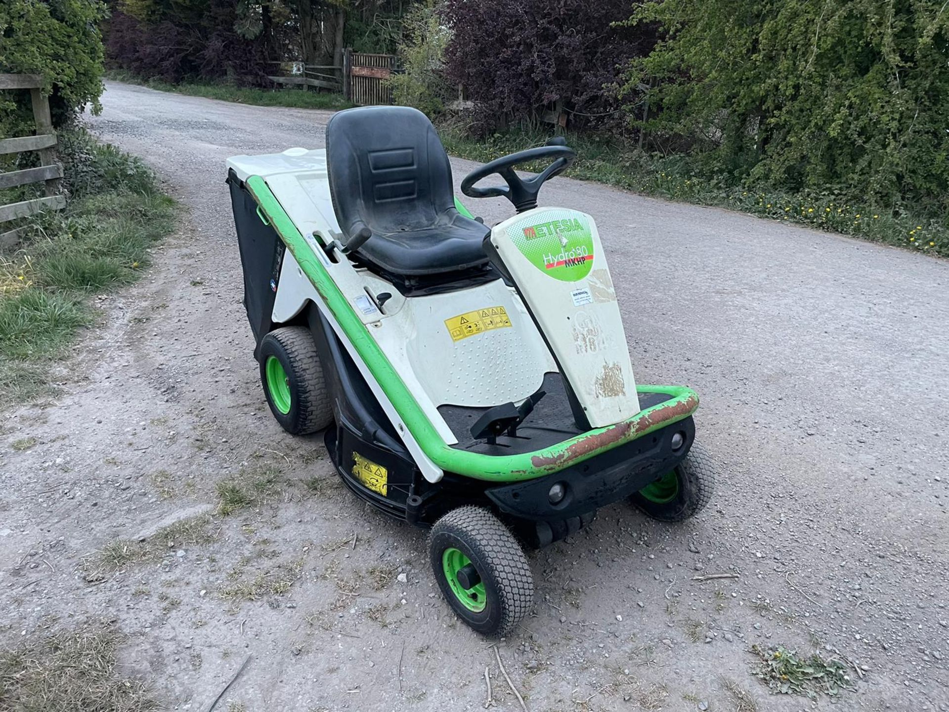 2016 ETESIA HYDRO 80 RIDE ON MOWER, RUNS DRIVES AND CUTS, HYDROSTATIC *PLUS VAT* - Image 2 of 4