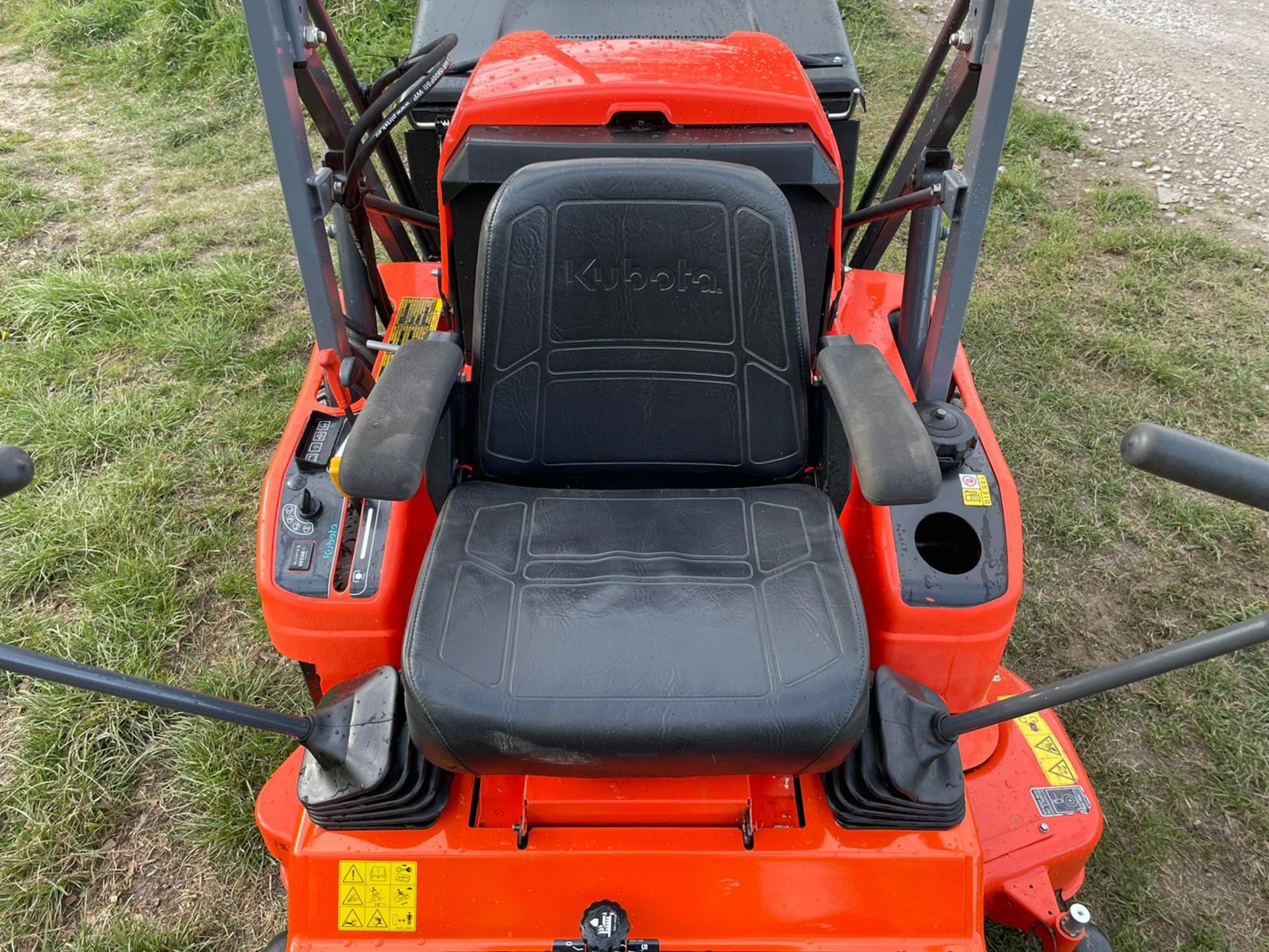 2018 KUBOTA GZD21 ZERO TURN MOWER, RUNS DRIVES AND CUTS, HIGH TIP COLLECTOR *PLUS VAT* - Image 10 of 16