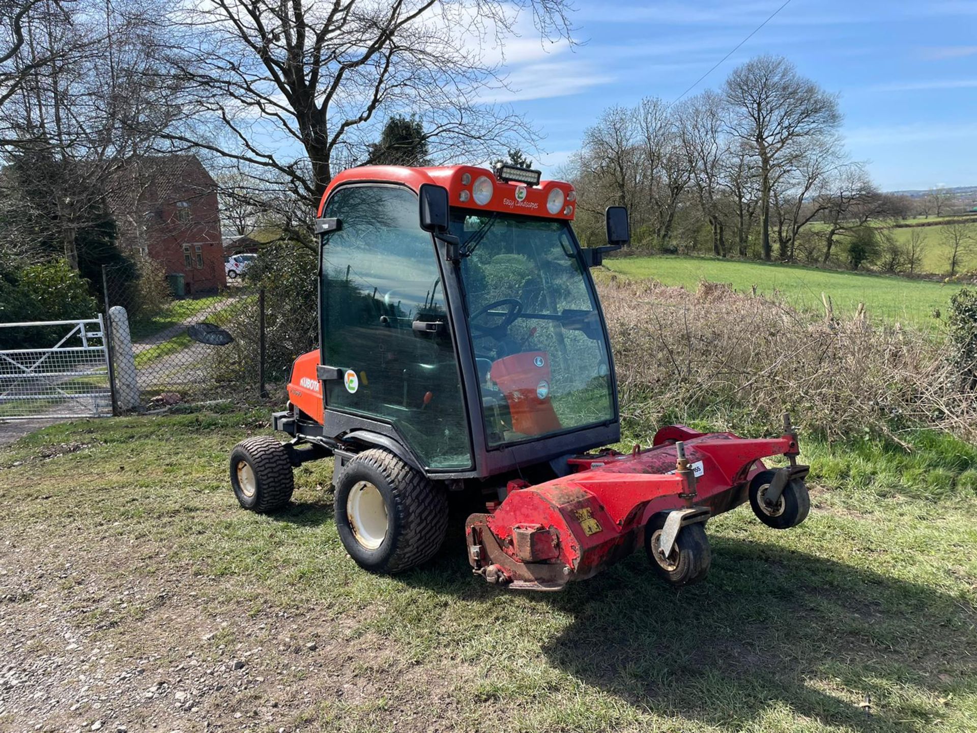 KUBOTA F3680 OUTFRONT RIDE ON MOWER, RUNS DRIVES AND CUTS, HYDROSTATIC *PLUS VAT* - Image 2 of 9