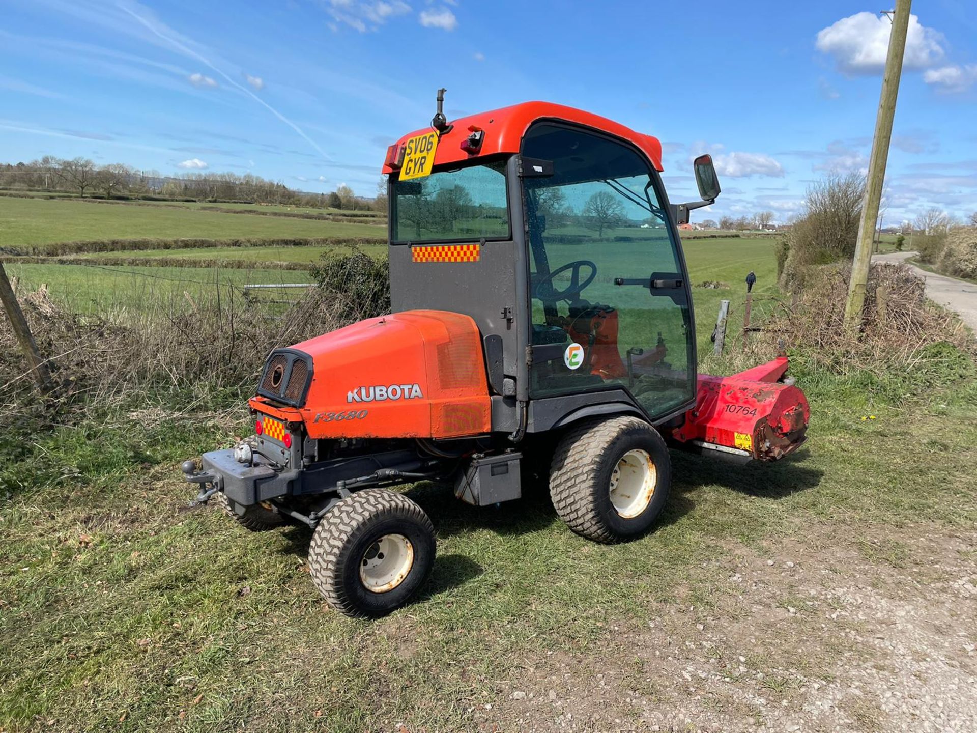 KUBOTA F3680 OUTFRONT RIDE ON MOWER, RUNS DRIVES AND CUTS, HYDROSTATIC *PLUS VAT* - Image 4 of 9