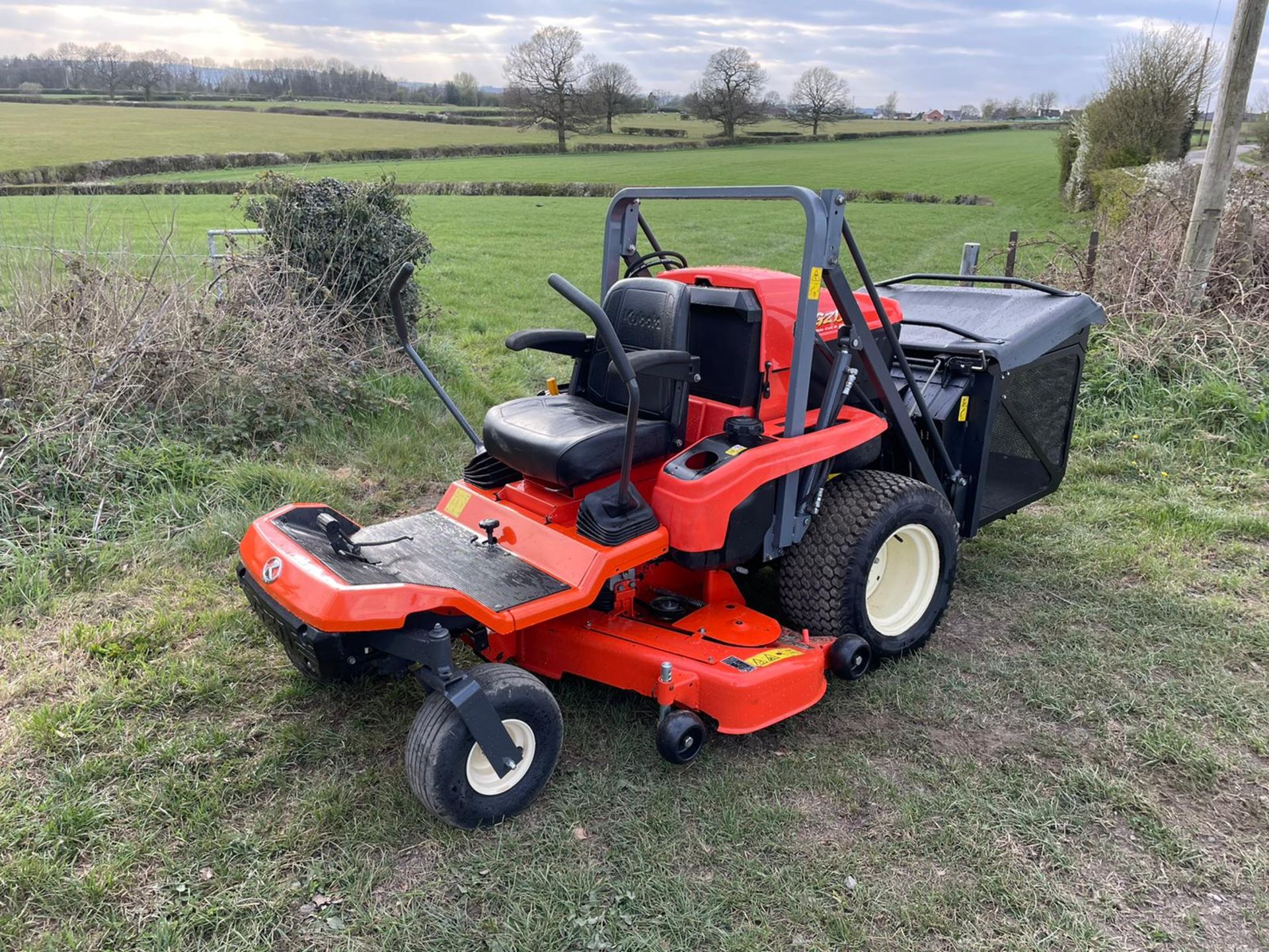 2018 KUBOTA GZD21 ZERO TURN MOWER, RUNS DRIVES AND CUTS, HIGH TIP COLLECTOR *PLUS VAT* - Image 4 of 16