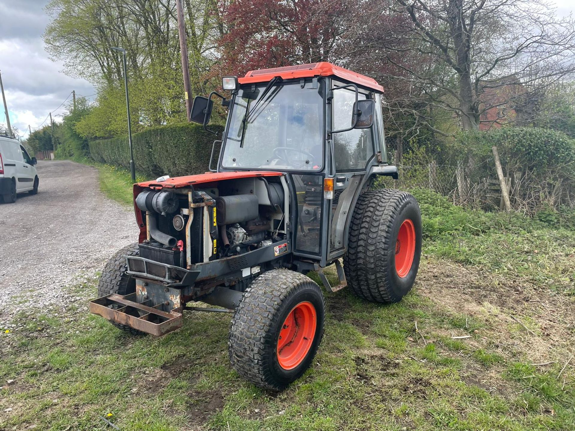 KUBOTA L4200 COMPACT TRACTOR, RUNS AND DRIVES, 45HP, GRASS TYRES, CABBED, 3 POINT LINKAGE *PLUS VAT* - Image 5 of 11