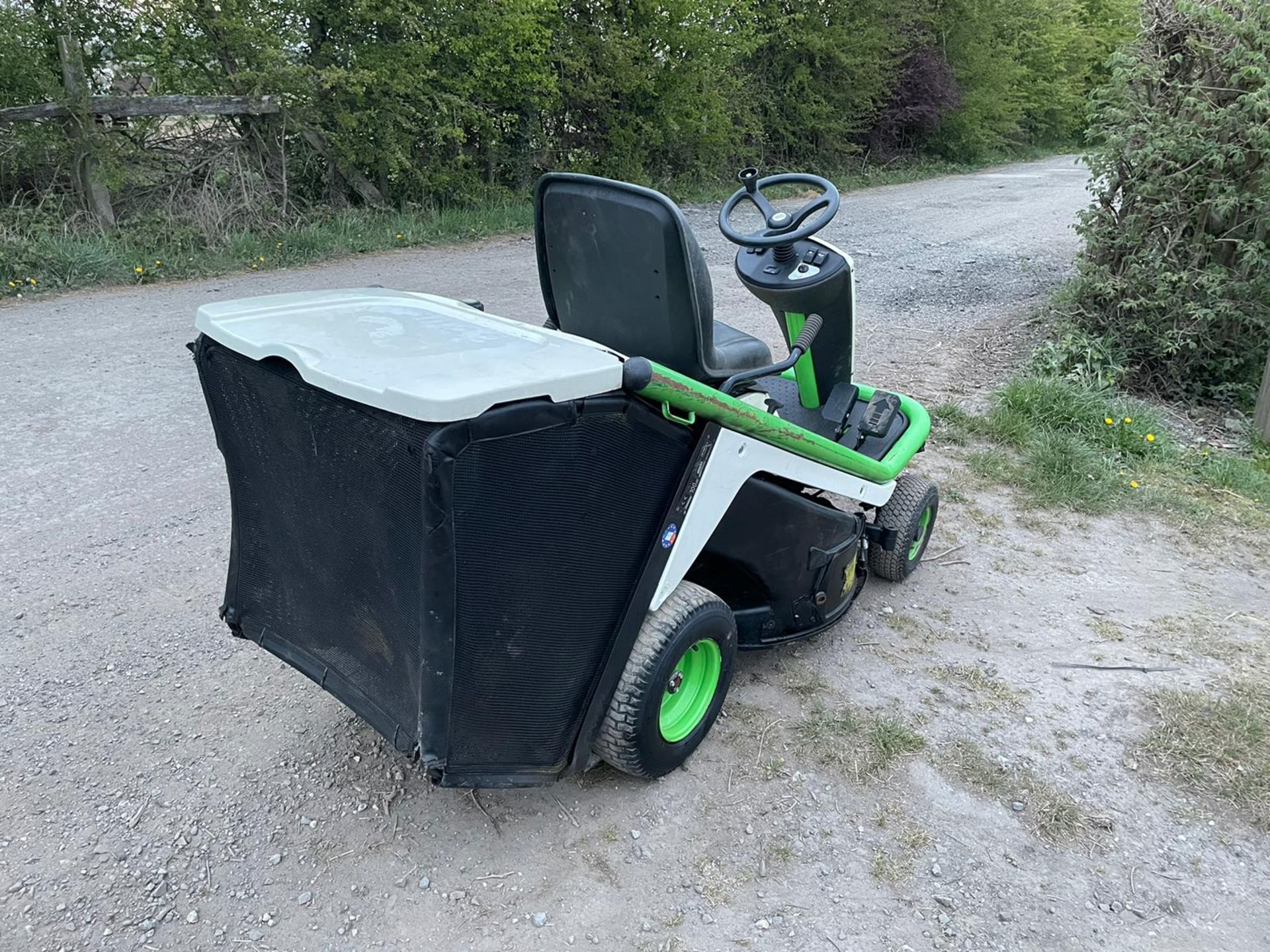 2016 ETESIA HYDRO 80 RIDE ON MOWER, RUNS DRIVES AND CUTS, HYDROSTATIC *PLUS VAT* - Image 4 of 4