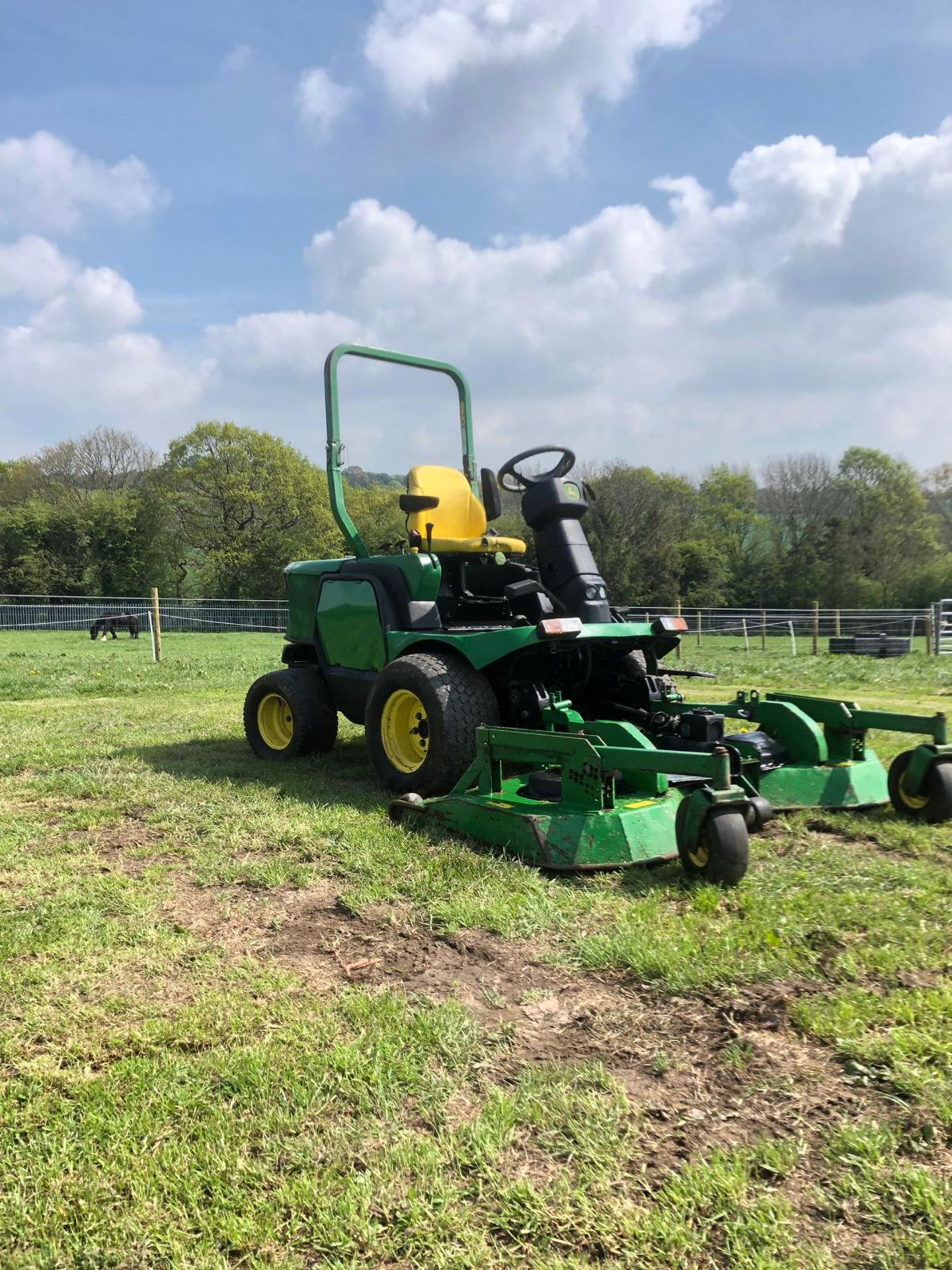 JOHN DEERE 1545 RIDE ON LAWN MOWER, YEAR 2008, RUNS, DRIVES AND CUTS *PLUS VAT*