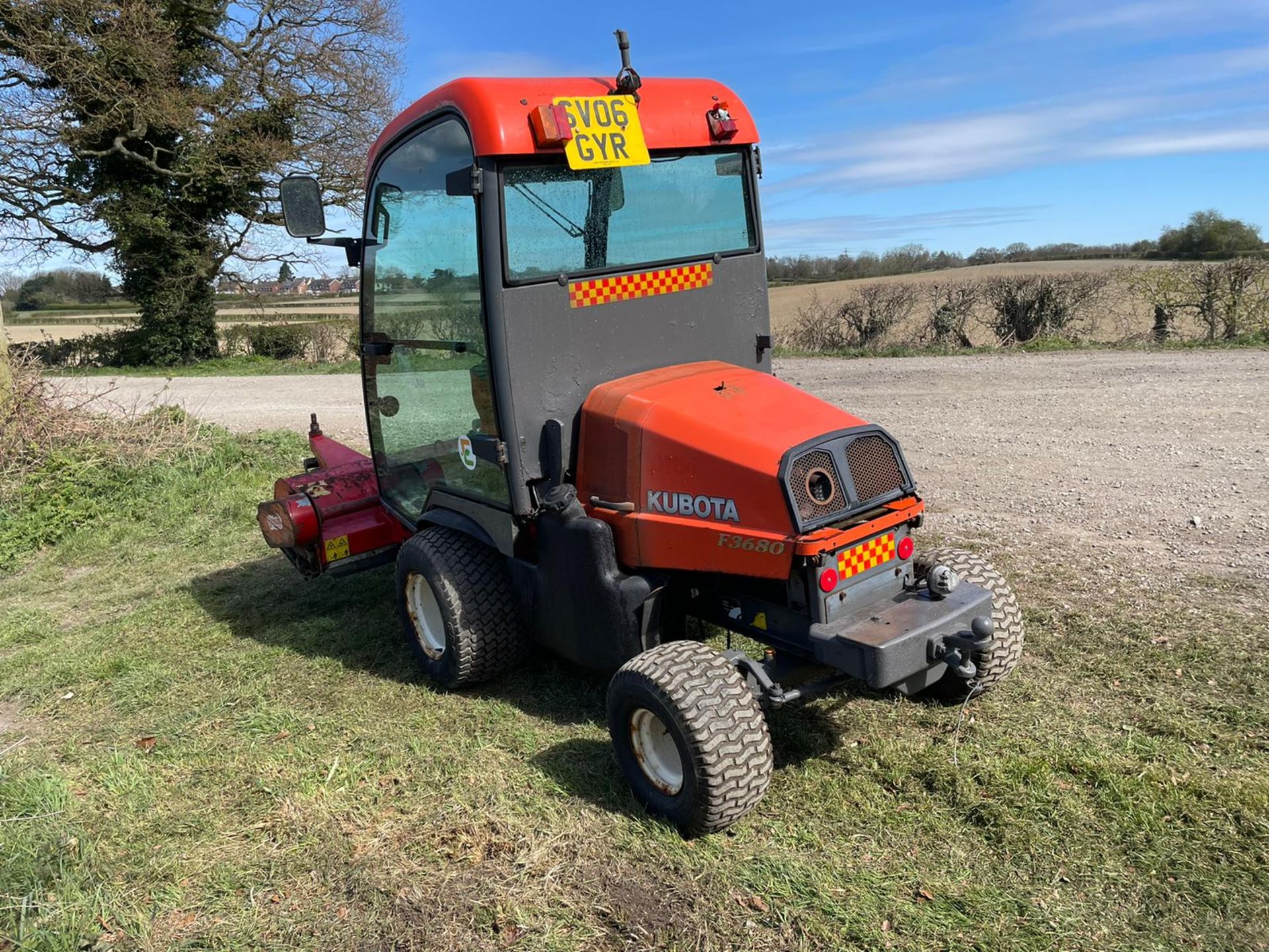 KUBOTA F3680 OUTFRONT RIDE ON MOWER, RUNS DRIVES AND CUTS, HYDROSTATIC *PLUS VAT* - Image 5 of 9