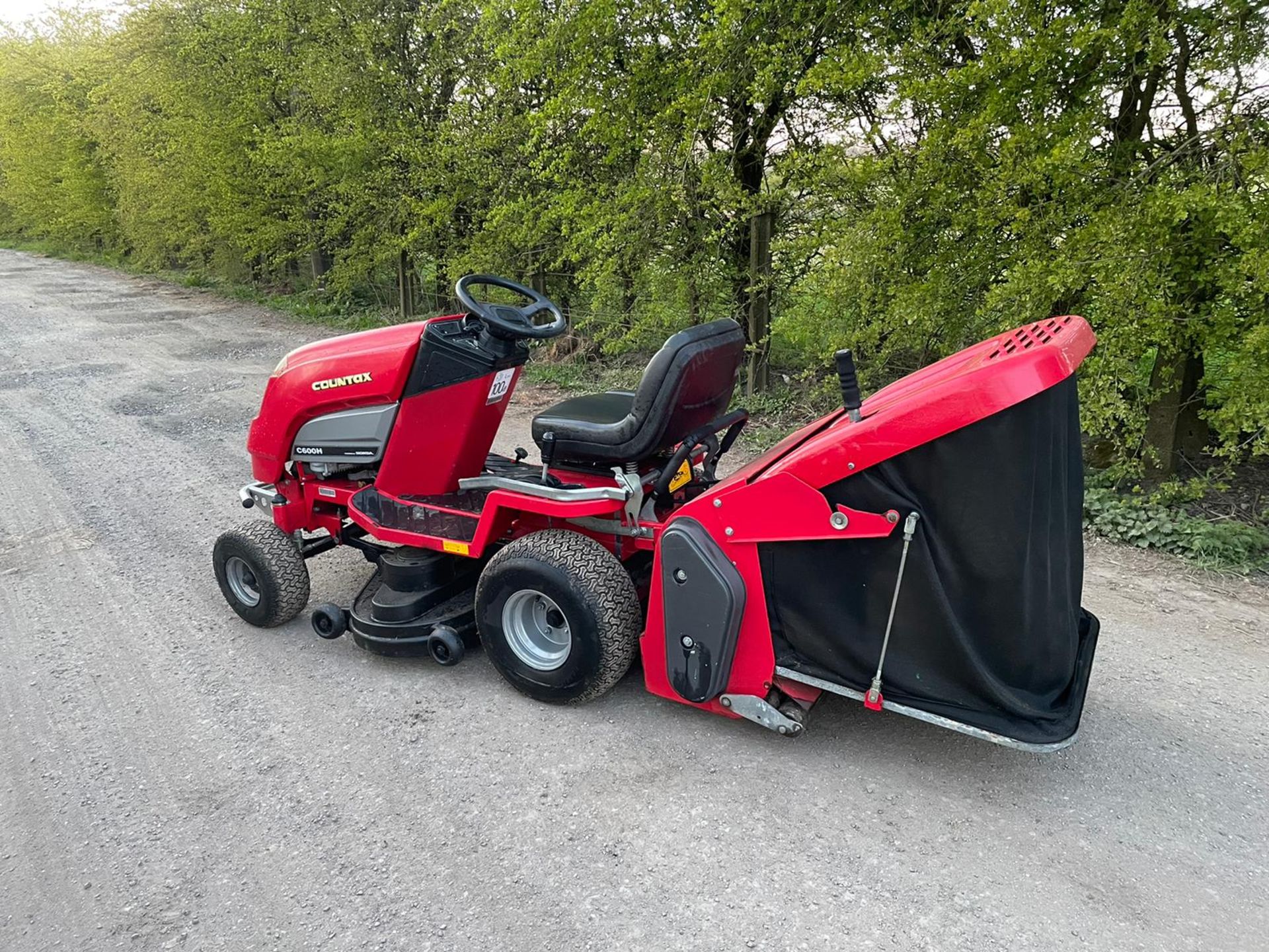 COUNTAX C600H RIDE ON MOWER WITH SCARIFIER, RUNS DRIVES AND CUTS, SWEEPER WORKS *NO VAT* - Image 2 of 6