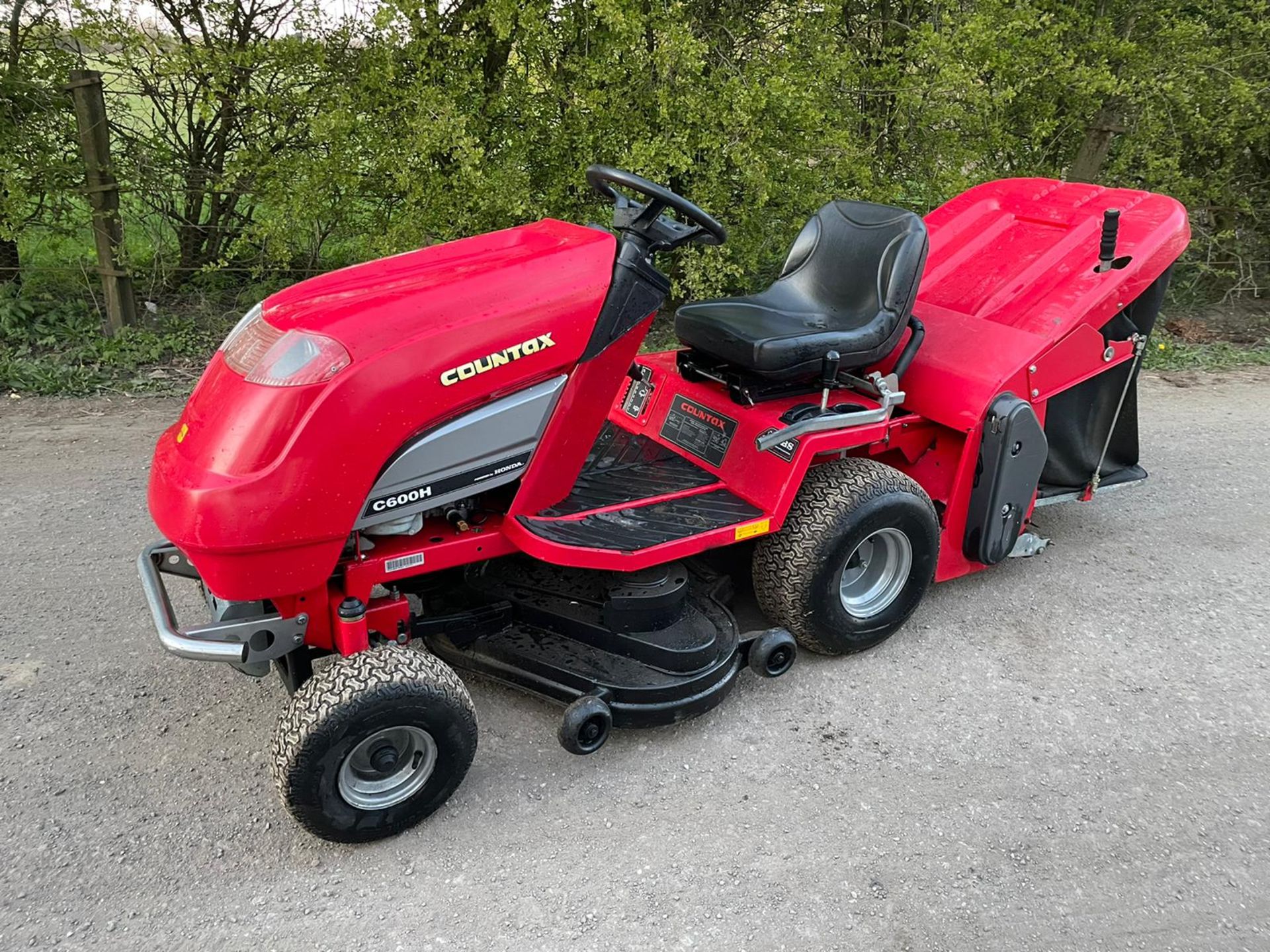 COUNTAX C600H RIDE ON MOWER WITH SCARIFIER, RUNS DRIVES AND CUTS, SWEEPER WORKS *NO VAT*