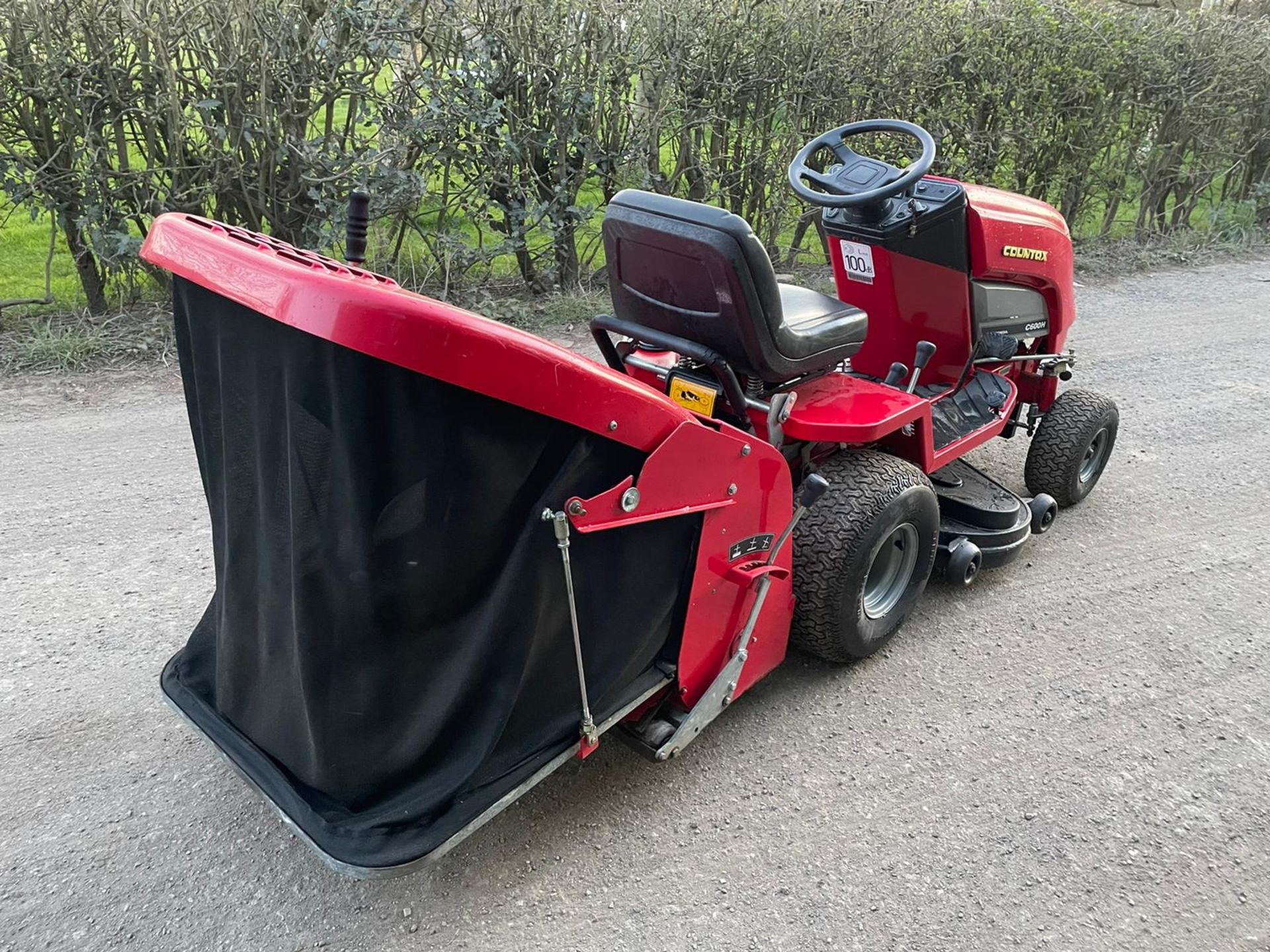 COUNTAX C600H RIDE ON MOWER WITH SCARIFIER, RUNS DRIVES AND CUTS, SWEEPER WORKS *NO VAT* - Image 4 of 6