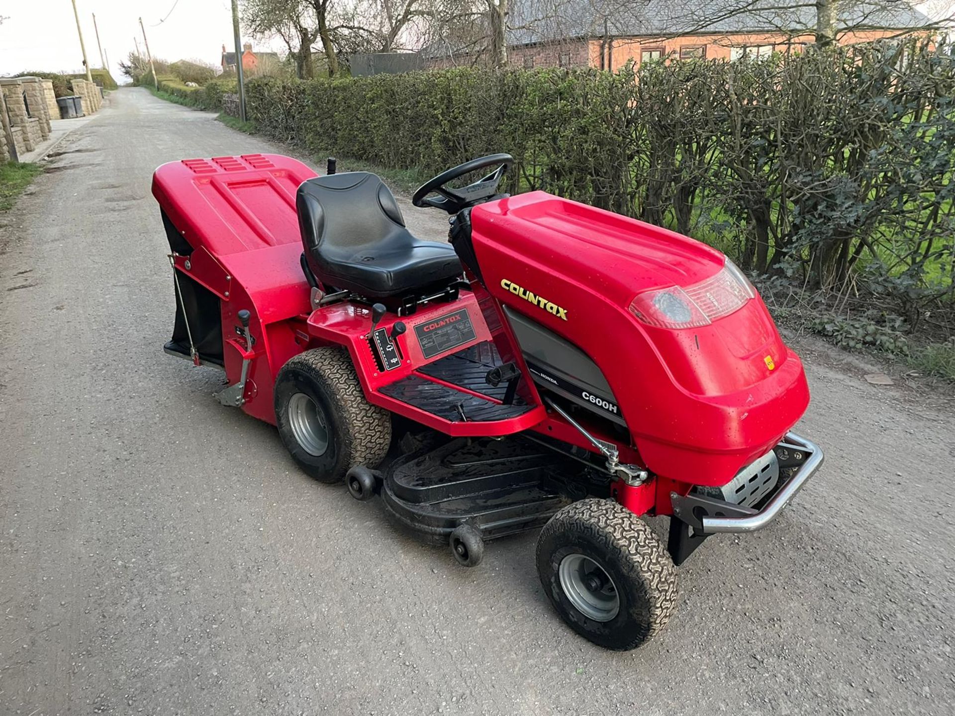 COUNTAX C600H RIDE ON MOWER WITH SCARIFIER, RUNS DRIVES AND CUTS, SWEEPER WORKS *NO VAT* - Image 3 of 6