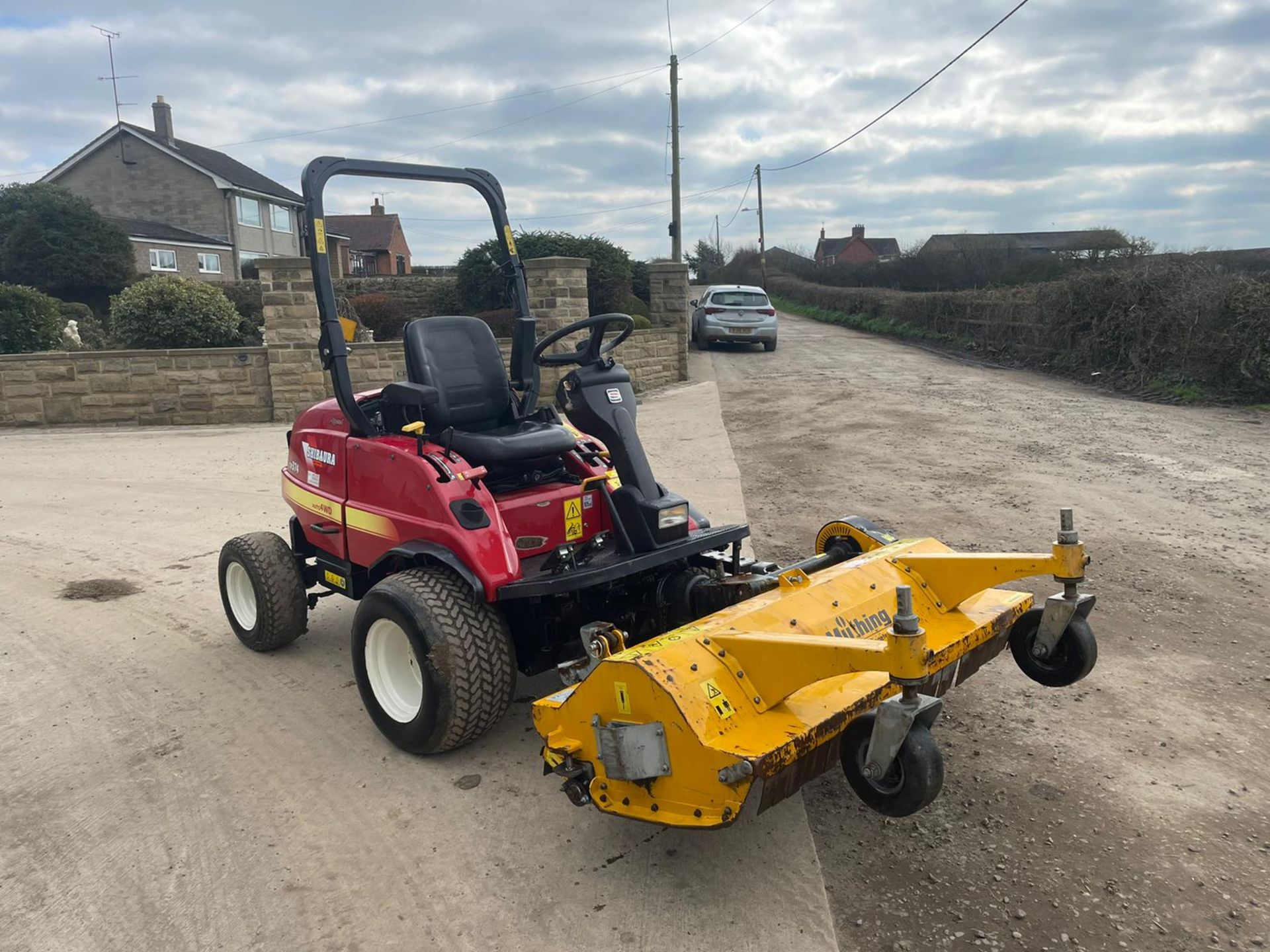 2014 SHIBAURA CM374 RIDE ON MOWER WITH A 2014 MUTHING FLAIL DECK, RUNS DRIVES AND CUTS *PLUS VAT* - Image 4 of 10