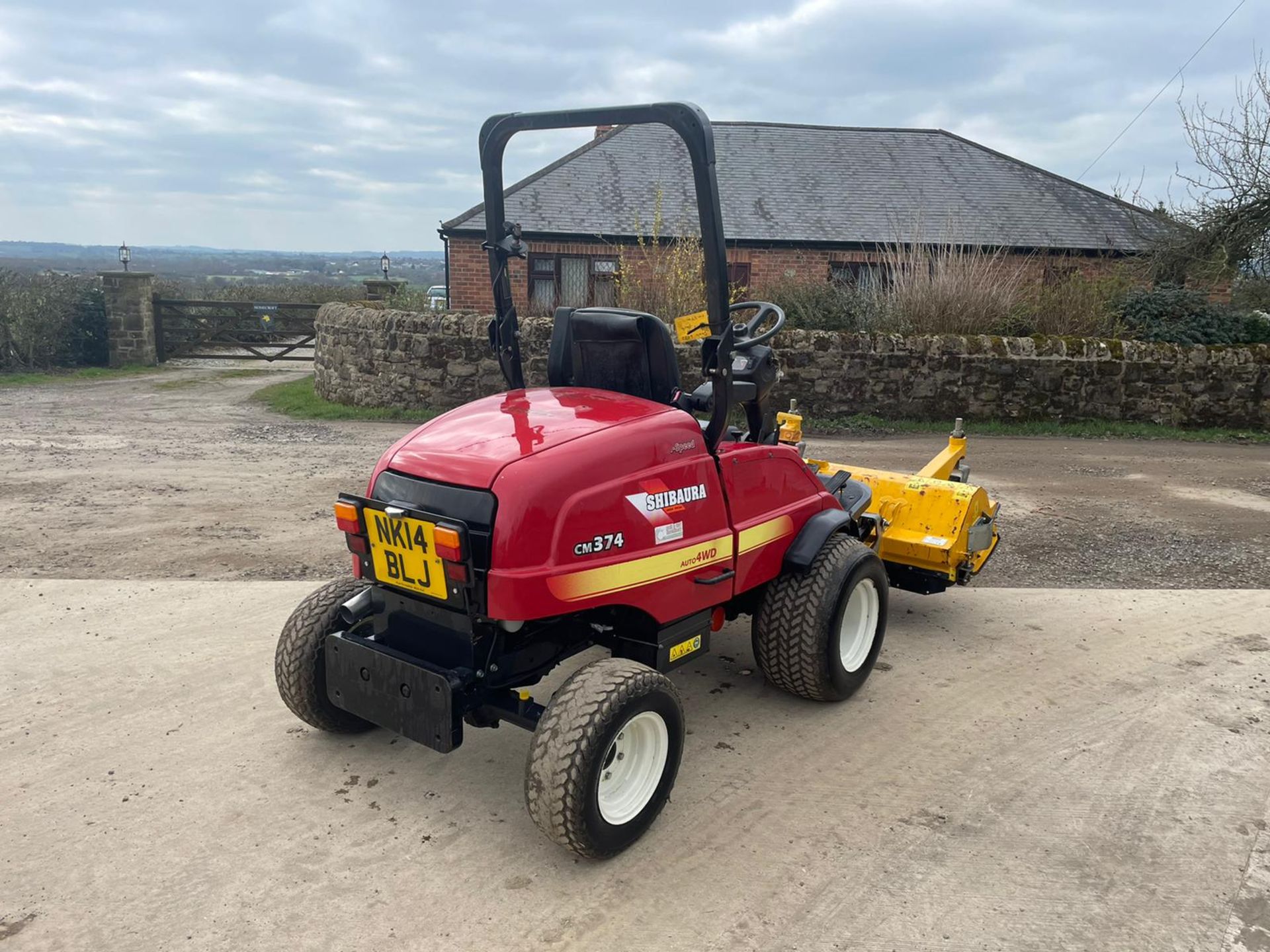2014 SHIBAURA CM374 RIDE ON MOWER WITH A 2014 MUTHING FLAIL DECK, RUNS DRIVES AND CUTS *PLUS VAT* - Image 5 of 10