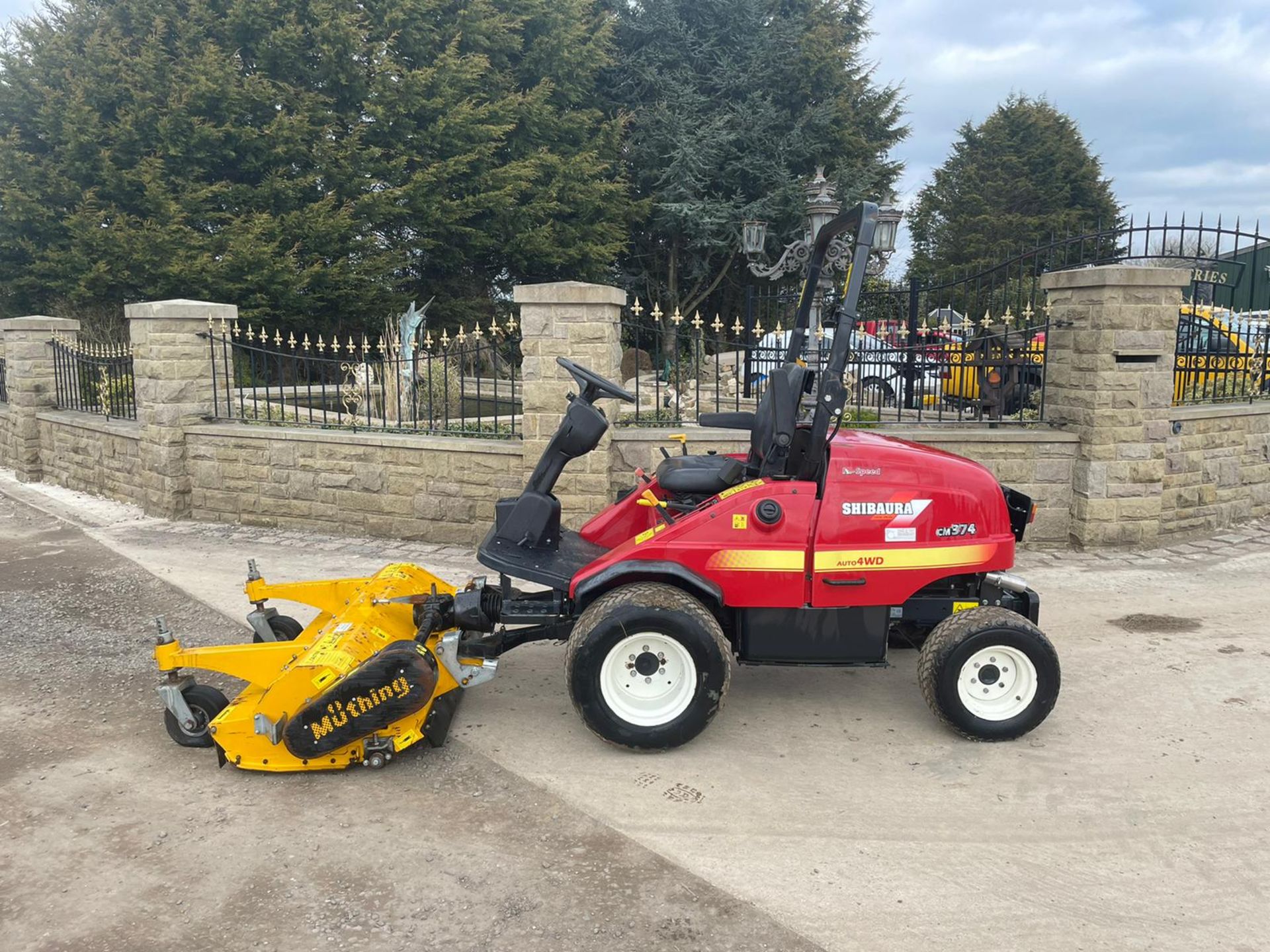2014 SHIBAURA CM374 RIDE ON MOWER WITH A 2014 MUTHING FLAIL DECK, RUNS DRIVES AND CUTS *PLUS VAT*