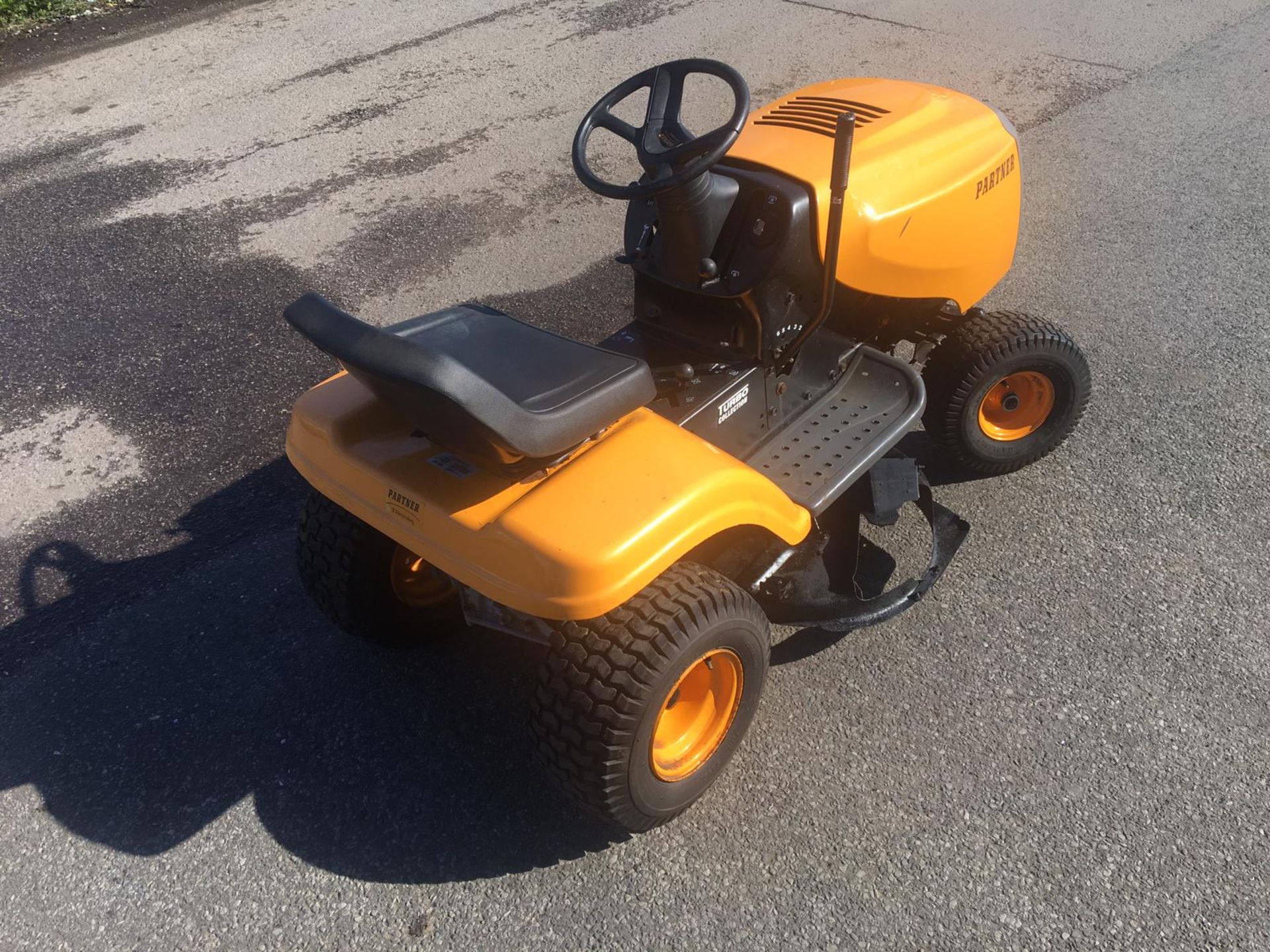 PARTNER11-92 RIDE ON LAWN MOWER, POWER BUILT 11.0HP *NO VAT* - Image 4 of 9