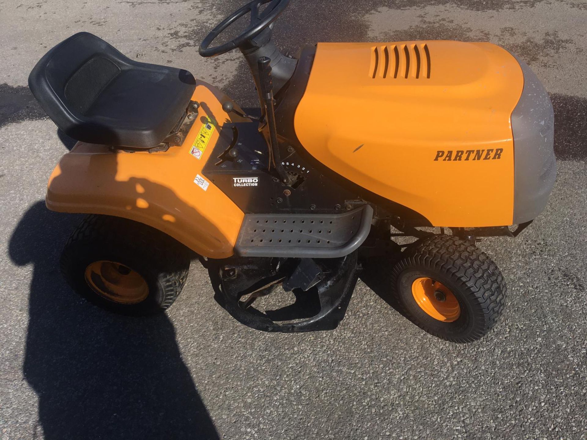 PARTNER11-92 RIDE ON LAWN MOWER, POWER BUILT 11.0HP *NO VAT* - Image 3 of 9