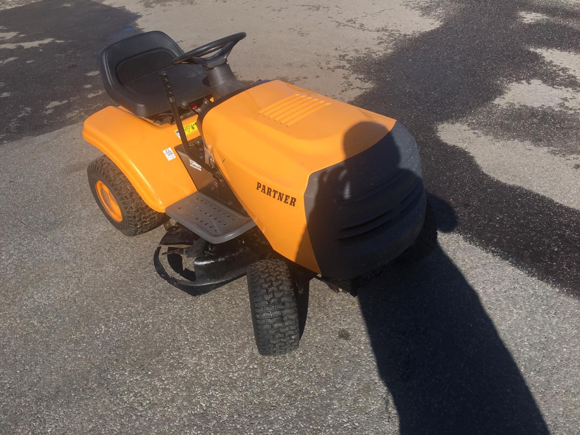 PARTNER11-92 RIDE ON LAWN MOWER, POWER BUILT 11.0HP *NO VAT* - Image 2 of 9