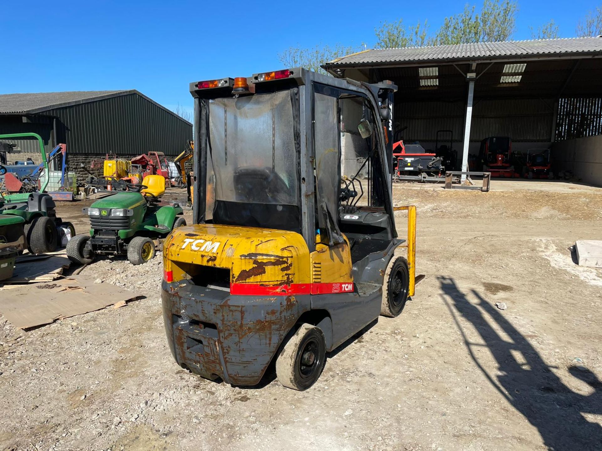 2007 TCM 25 FORKLIFT, RUNS DRIVES AND LIFTS, SHOWING 7300 HOURS, 2.5TON SPEC, SIDE SHIFT *PLUS VAT* - Image 2 of 11