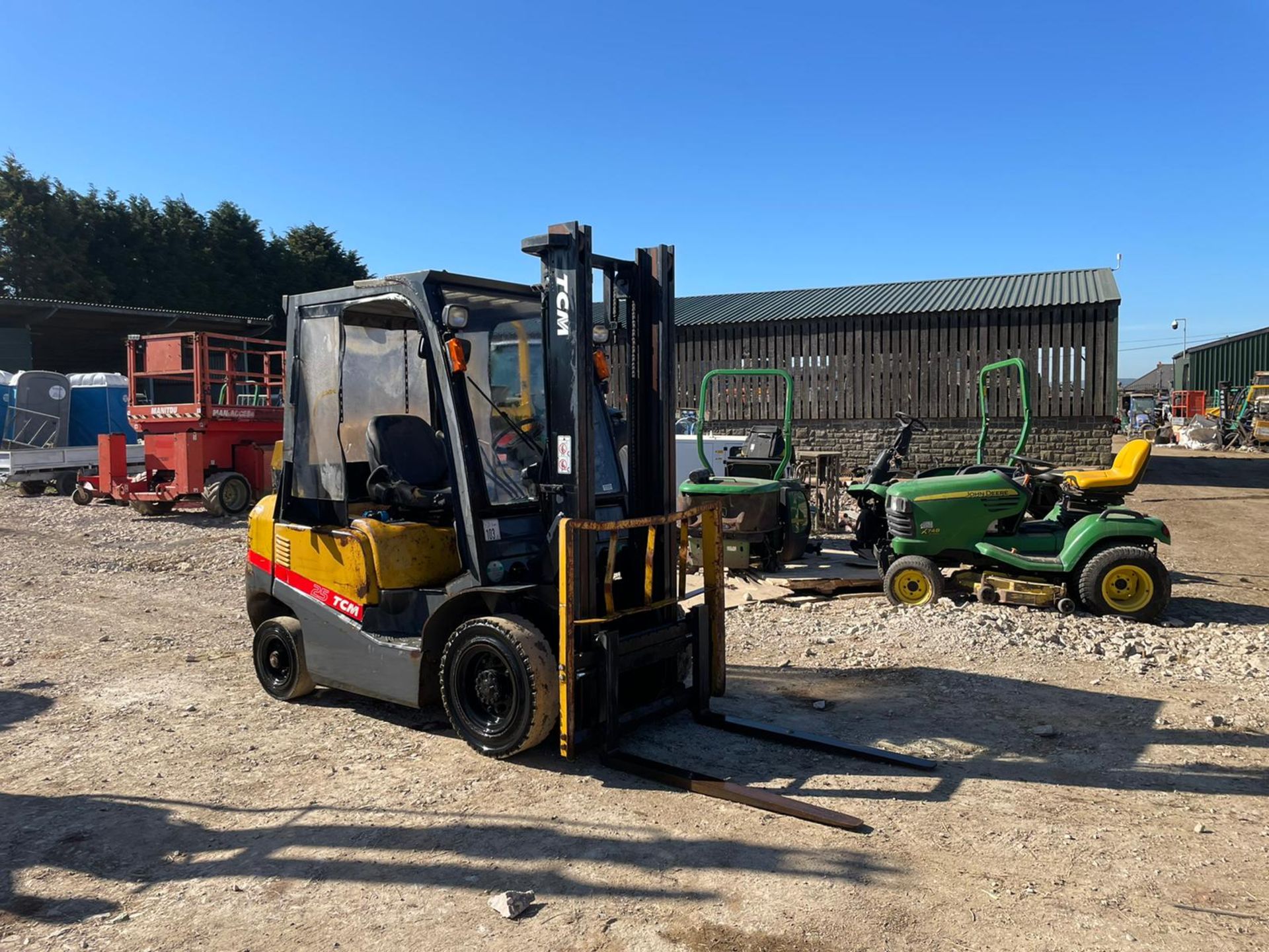 2007 TCM 25 FORKLIFT, RUNS DRIVES AND LIFTS, SHOWING 7300 HOURS, 2.5TON SPEC, SIDE SHIFT *PLUS VAT* - Image 6 of 11