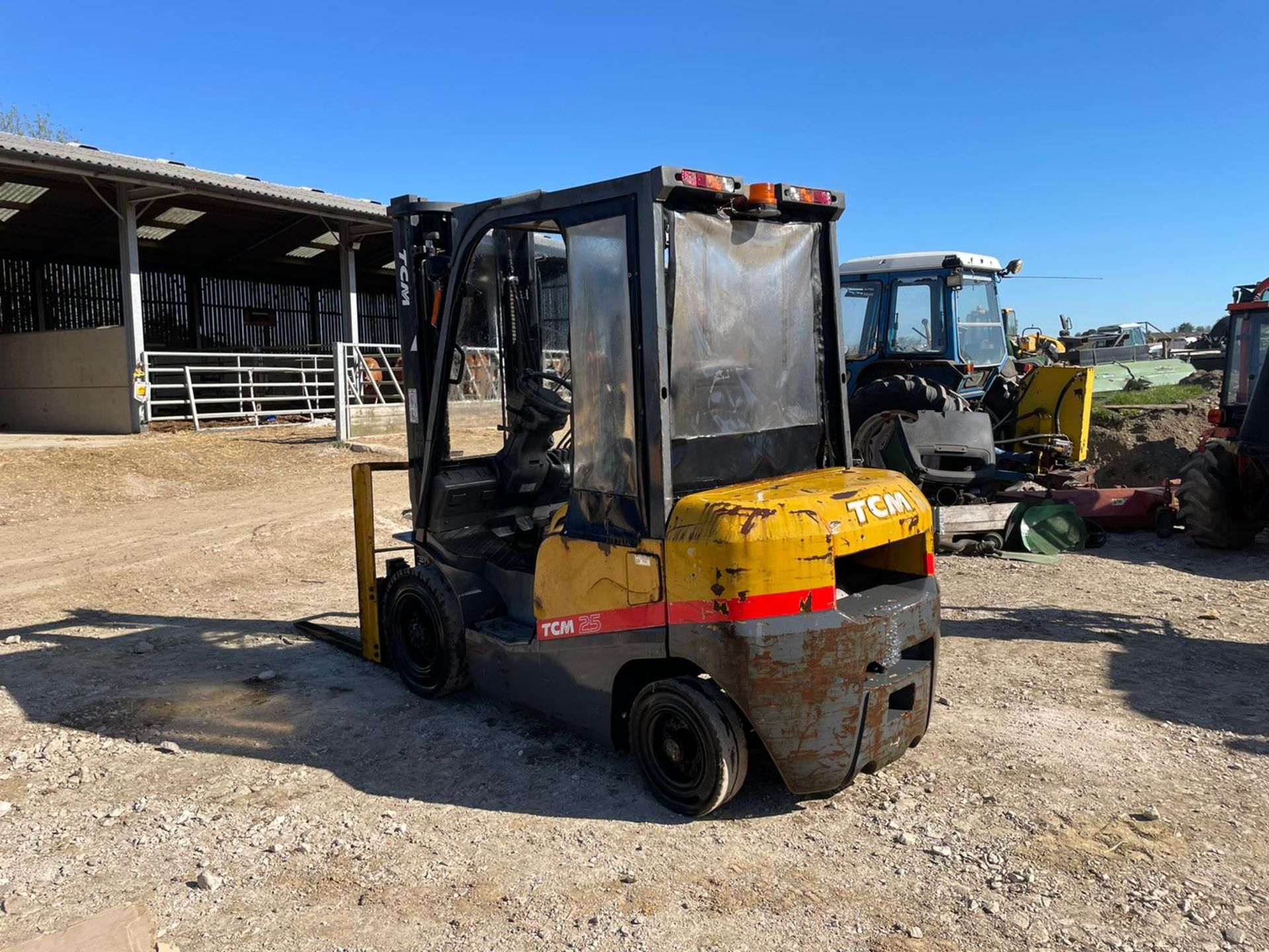 2007 TCM 25 FORKLIFT, RUNS DRIVES AND LIFTS, SHOWING 7300 HOURS, 2.5TON SPEC, SIDE SHIFT *PLUS VAT* - Image 3 of 11