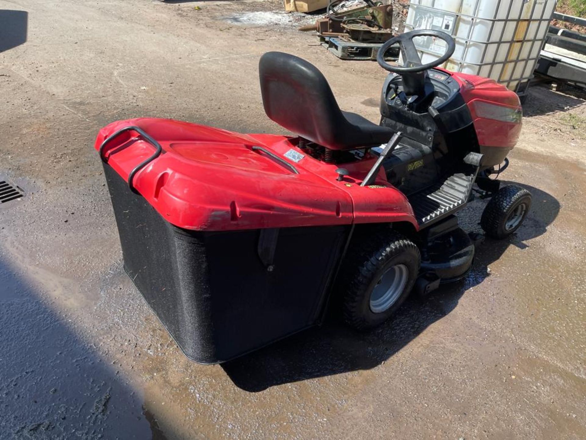 CASTELGARDEN P/X RIDE ON MOWER 13/102 TWIN CUT, STARTS DRIVES AND CUTS *NO VAT* - Image 3 of 12