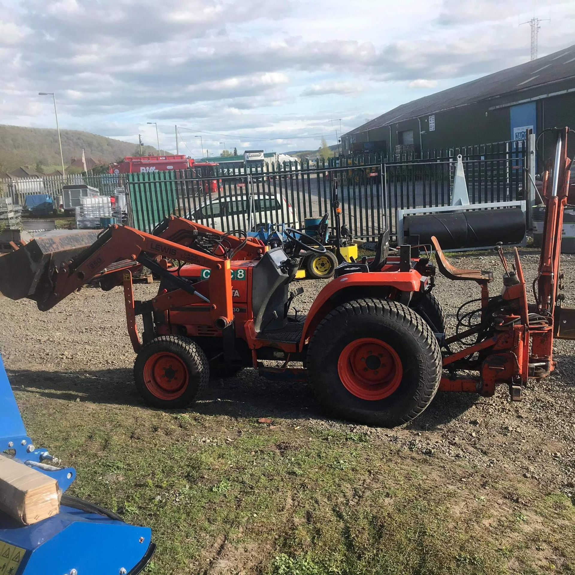 KUBOTA ST30 COMPACT TRACTOR WITH FRONT LOADER AND BACKHOE, RUNS DRIVES AND DIGS *NO VAT* - Image 2 of 3