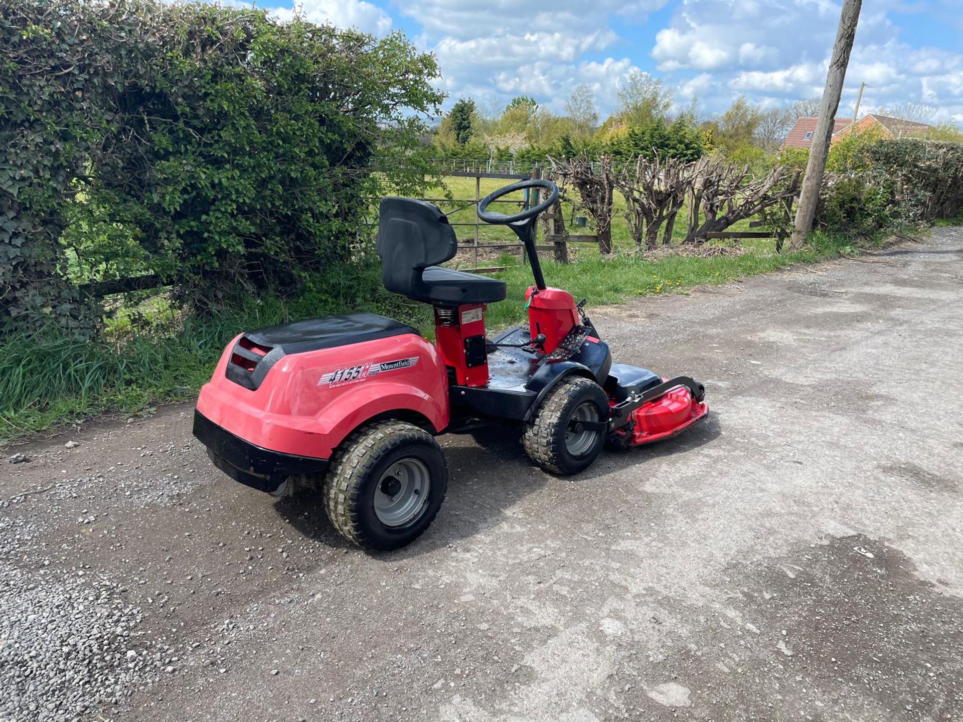 MOUNTFIELD 4155 4X4 RIDE ON MOWER, RUNS DRIVES AND CUTS, 42" DECK, HYDROSTATIC, PIVOT STEERED NO VAT - Image 4 of 6