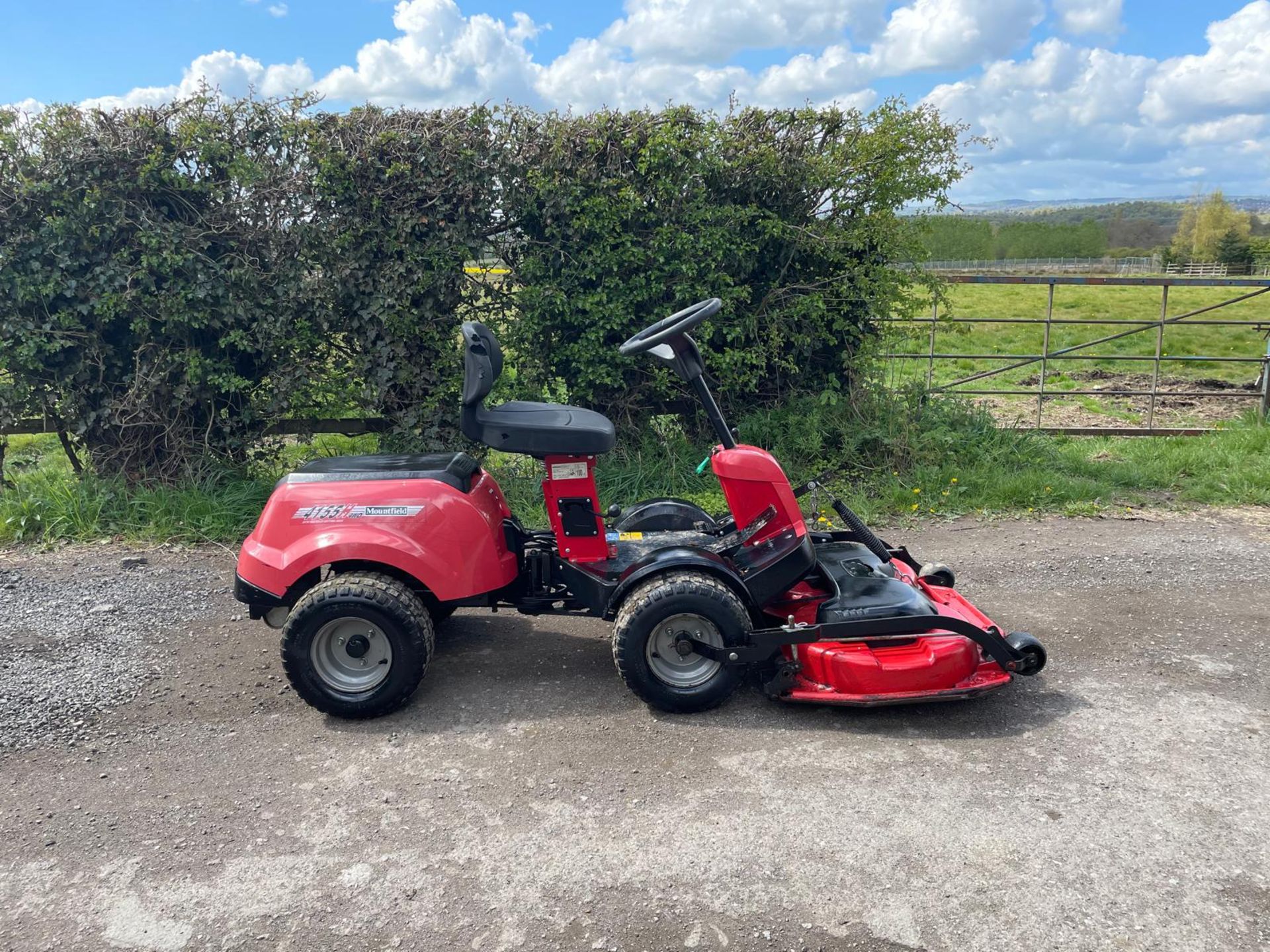 MOUNTFIELD 4155 4X4 RIDE ON MOWER, RUNS DRIVES AND CUTS, 42" DECK, HYDROSTATIC, PIVOT STEERED NO VAT