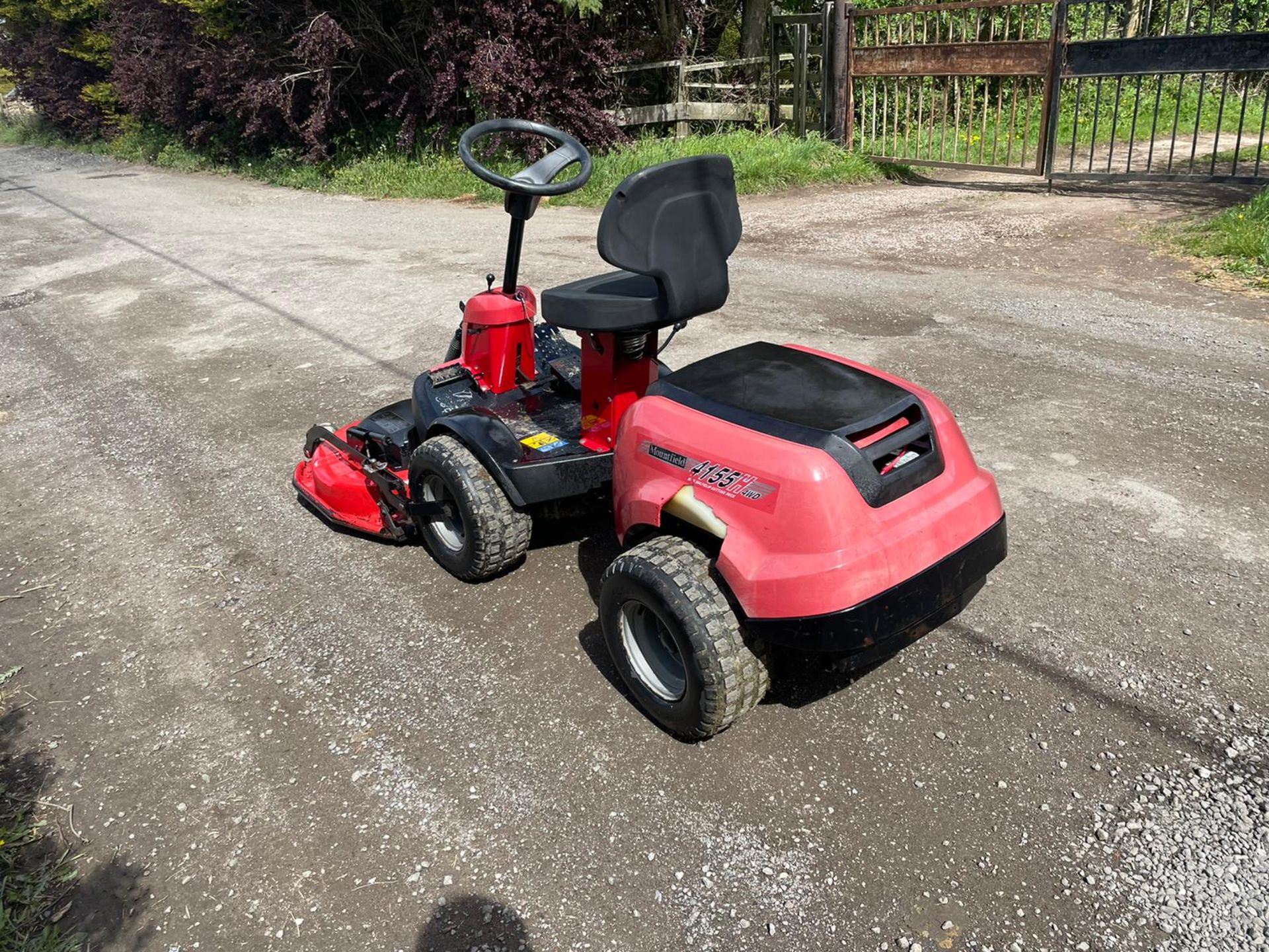 MOUNTFIELD 4155 4X4 RIDE ON MOWER, RUNS DRIVES AND CUTS, 42" DECK, HYDROSTATIC, PIVOT STEERED NO VAT - Image 5 of 6