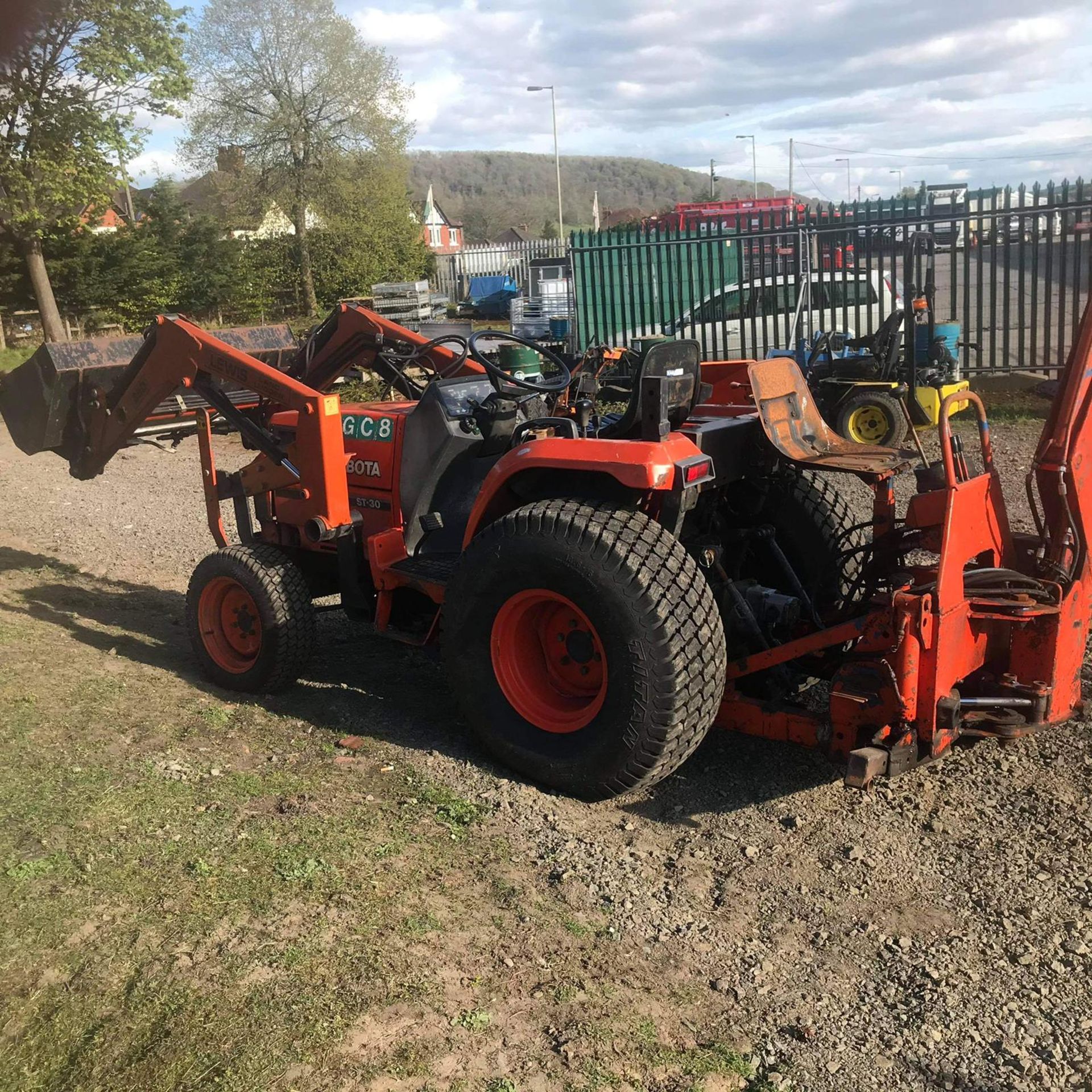 KUBOTA ST30 COMPACT TRACTOR WITH FRONT LOADER AND BACKHOE, RUNS DRIVES AND DIGS *NO VAT* - Image 3 of 3