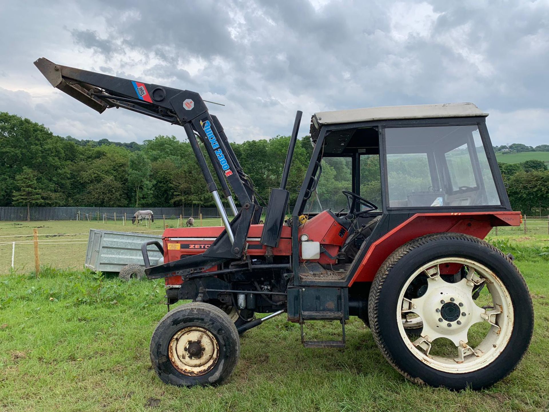 ZETOR 7011 TRACTOR C/W QUICKE 2300 E FRONT LOADER ATTACHMENT *PLUS VAT* - Image 4 of 11