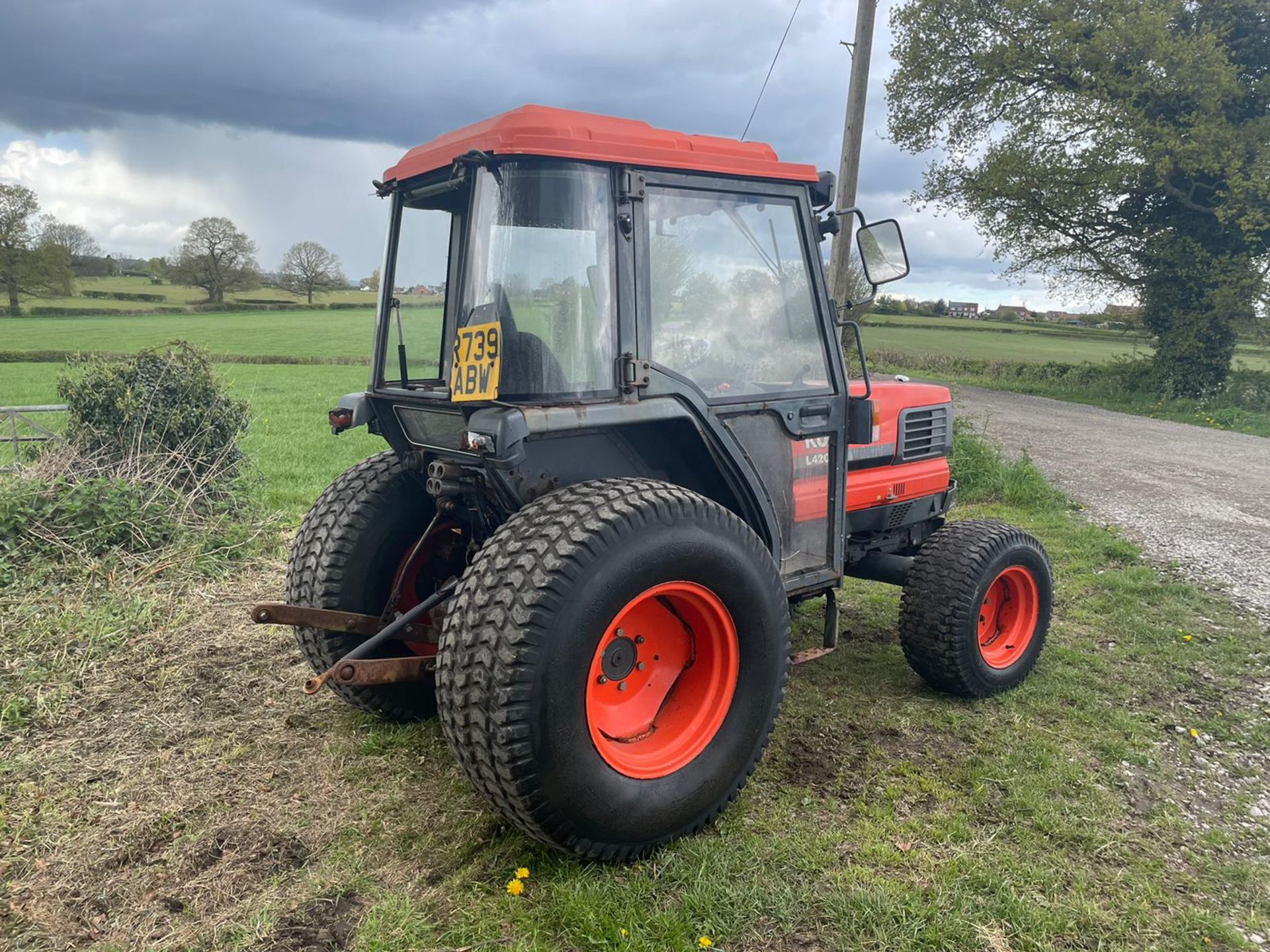 KUBOTA L4200 COMPACT TRACTOR, RUNS AND DRIVES, 45HP, GRASS TYRES, CABBED, 3 POINT LINKAGE *PLUS VAT* - Image 3 of 11