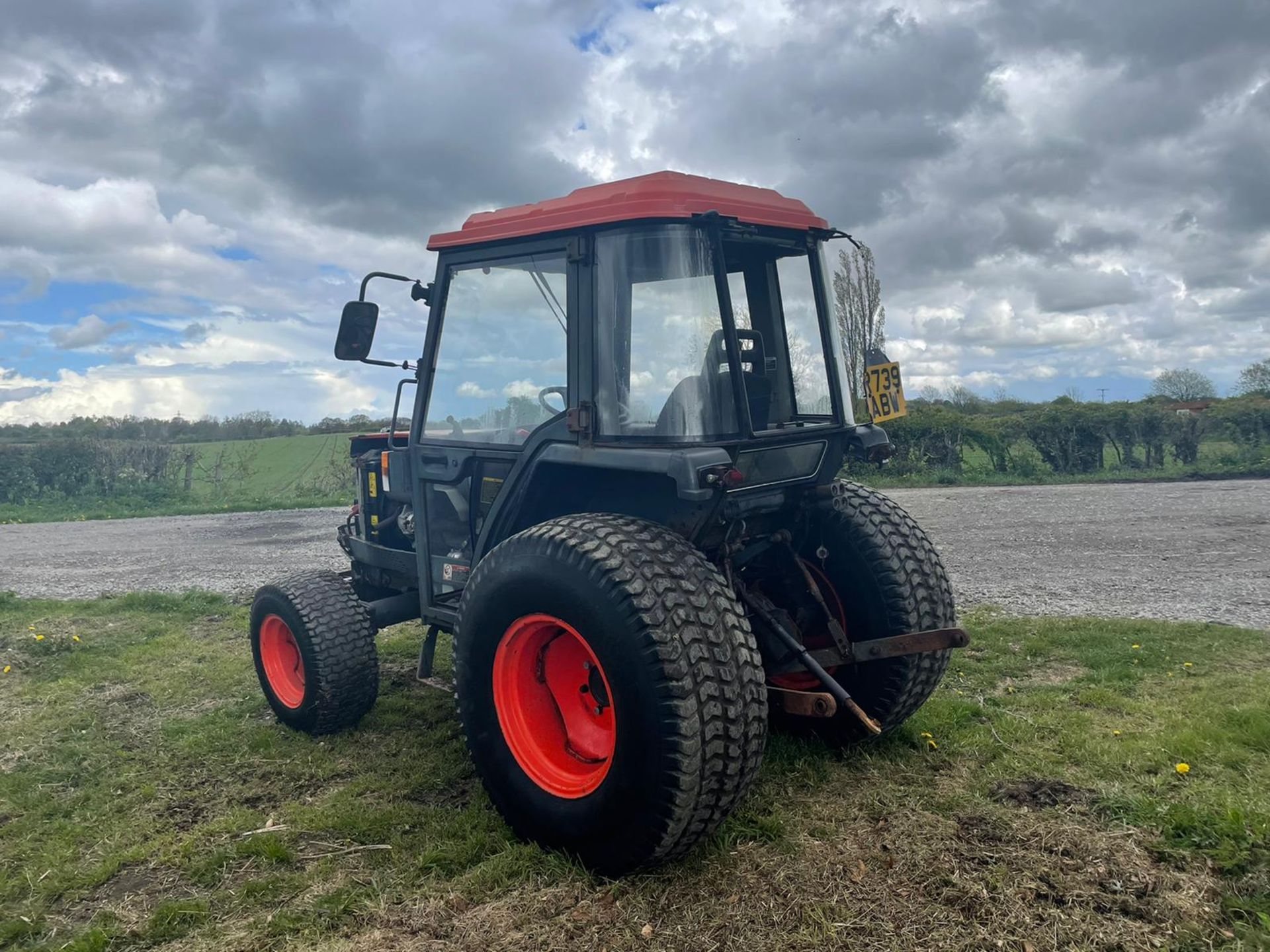 KUBOTA L4200 COMPACT TRACTOR, RUNS AND DRIVES, 45HP, GRASS TYRES, CABBED, 3 POINT LINKAGE *PLUS VAT* - Image 4 of 11