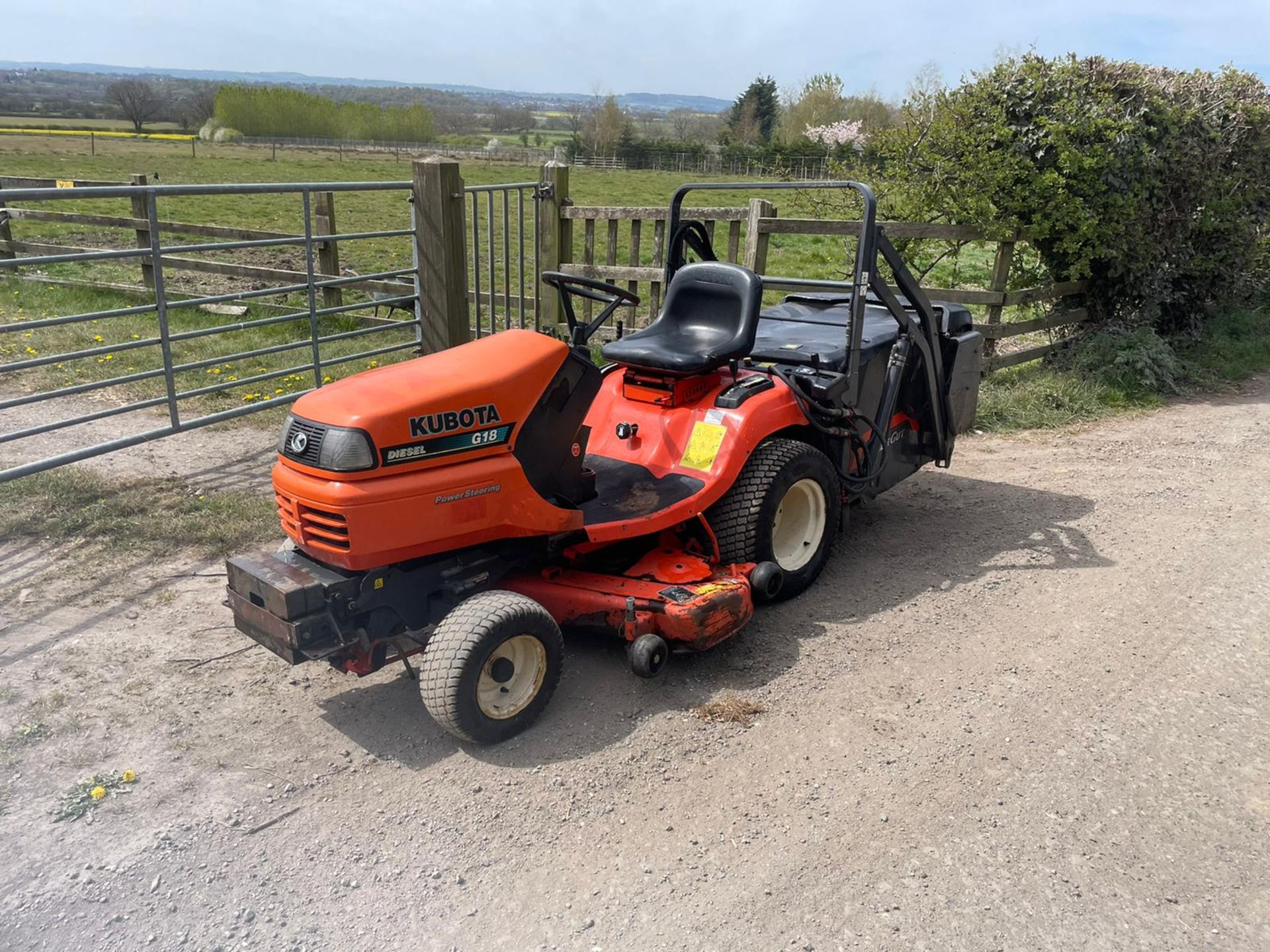 KUBOTA G18 RIDE ON MOWER,RUNS DRIVES AND CUTS,ONLY 623 HOURS,3 CYLINDER KUBOTA DIESEL ENGINE *NO VAT - Image 3 of 9