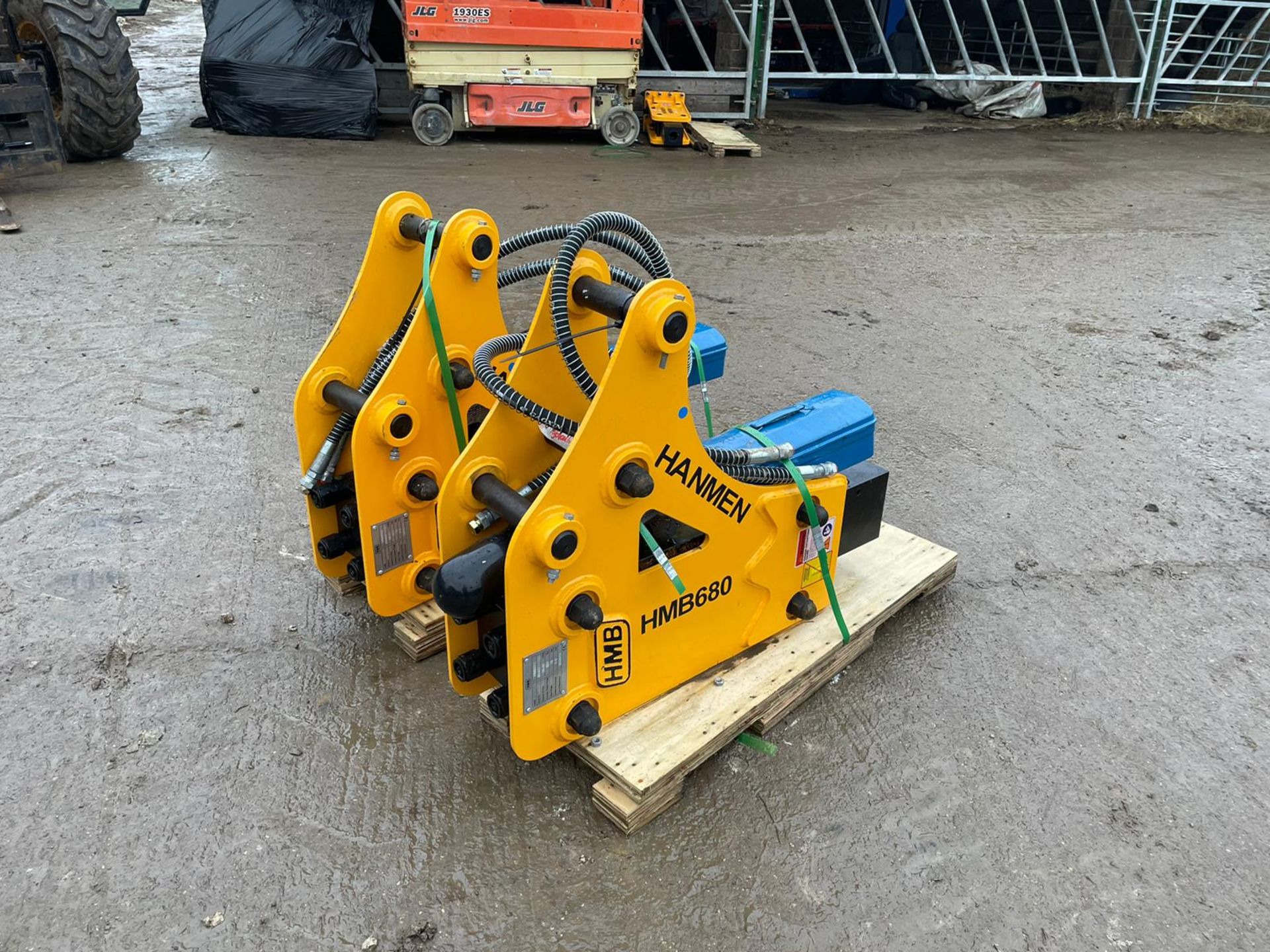 BRAND NEW AND UNUSED HANMEN HMB680 BREAKER, SUITABLE FOR 5-8 TON EXCAVATOR *PLUS VAT* - Image 4 of 6