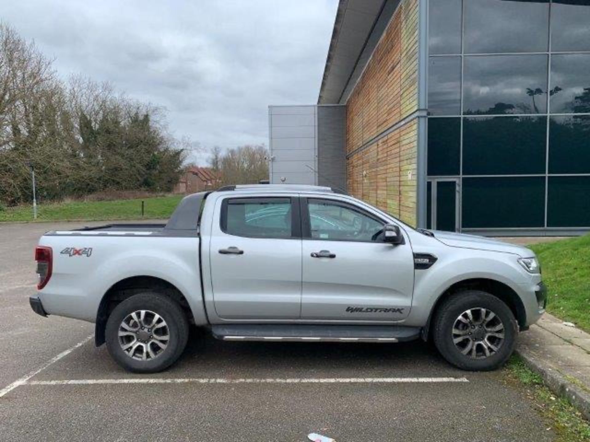 2017/67 REG FORD RANGER WILDTRAK 4X4 TDCI 3.2 DIESEL AUTO SILVER PICK-UP, SHOWING 1 FORMER KEEPER - Image 6 of 7