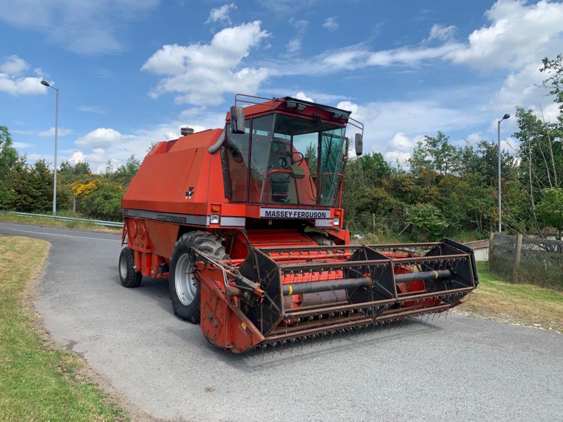 1988 MASSEY FERGUSON 27 COMBINE HARVESTER, PERKINS DIESEL ENGINE, 4500 HOURS *PLUS VAT* - Image 2 of 6