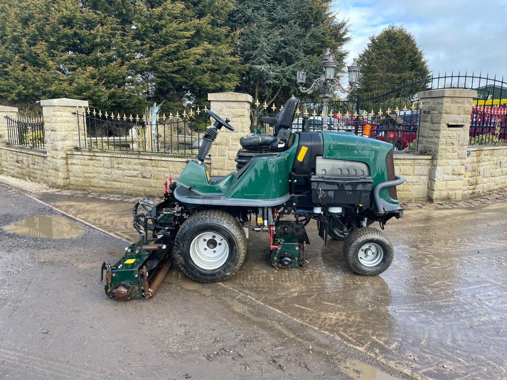 2006 Hayter LT322 Cyclinder Mower *PLUS VAT* - Image 4 of 8