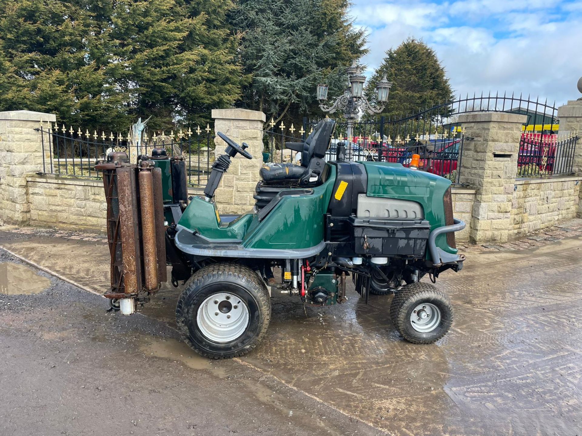 2006 Hayter LT322 Cyclinder Mower *PLUS VAT* - Image 2 of 8