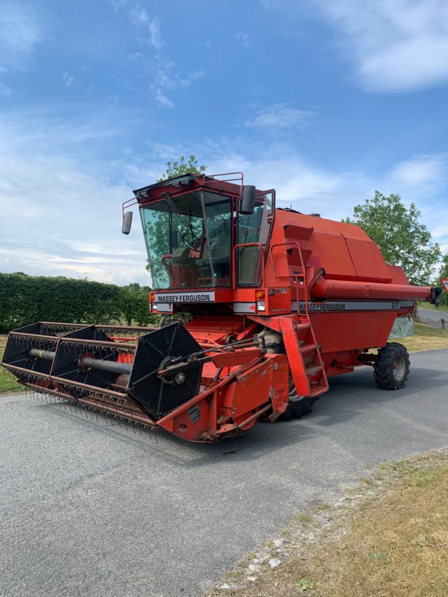 1988 MASSEY FERGUSON 27 COMBINE HARVESTER, PERKINS DIESEL ENGINE, 4500 HOURS *PLUS VAT*