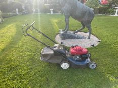 2014 HONDA IZZY SELF PROPELLED LAWN MOWER, C/W COLLECTOR, RUNS DRIVES AND CUTS *NO VAT*