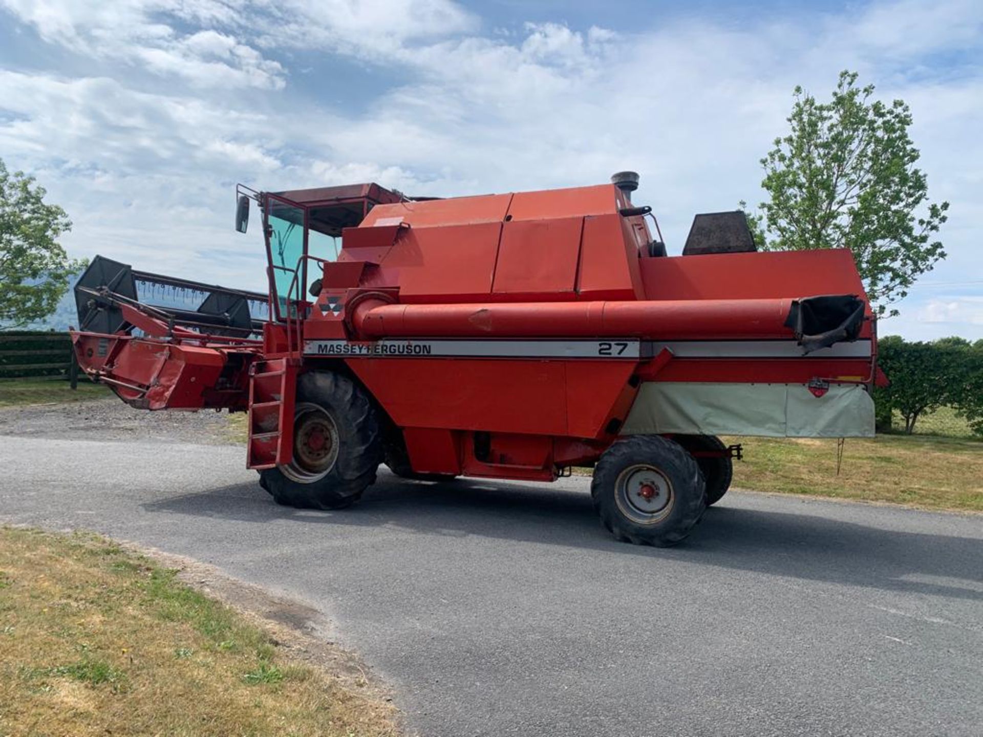 1988 MASSEY FERGUSON 27 COMBINE HARVESTER, PERKINS DIESEL ENGINE, 4500 HOURS *PLUS VAT* - Image 3 of 6